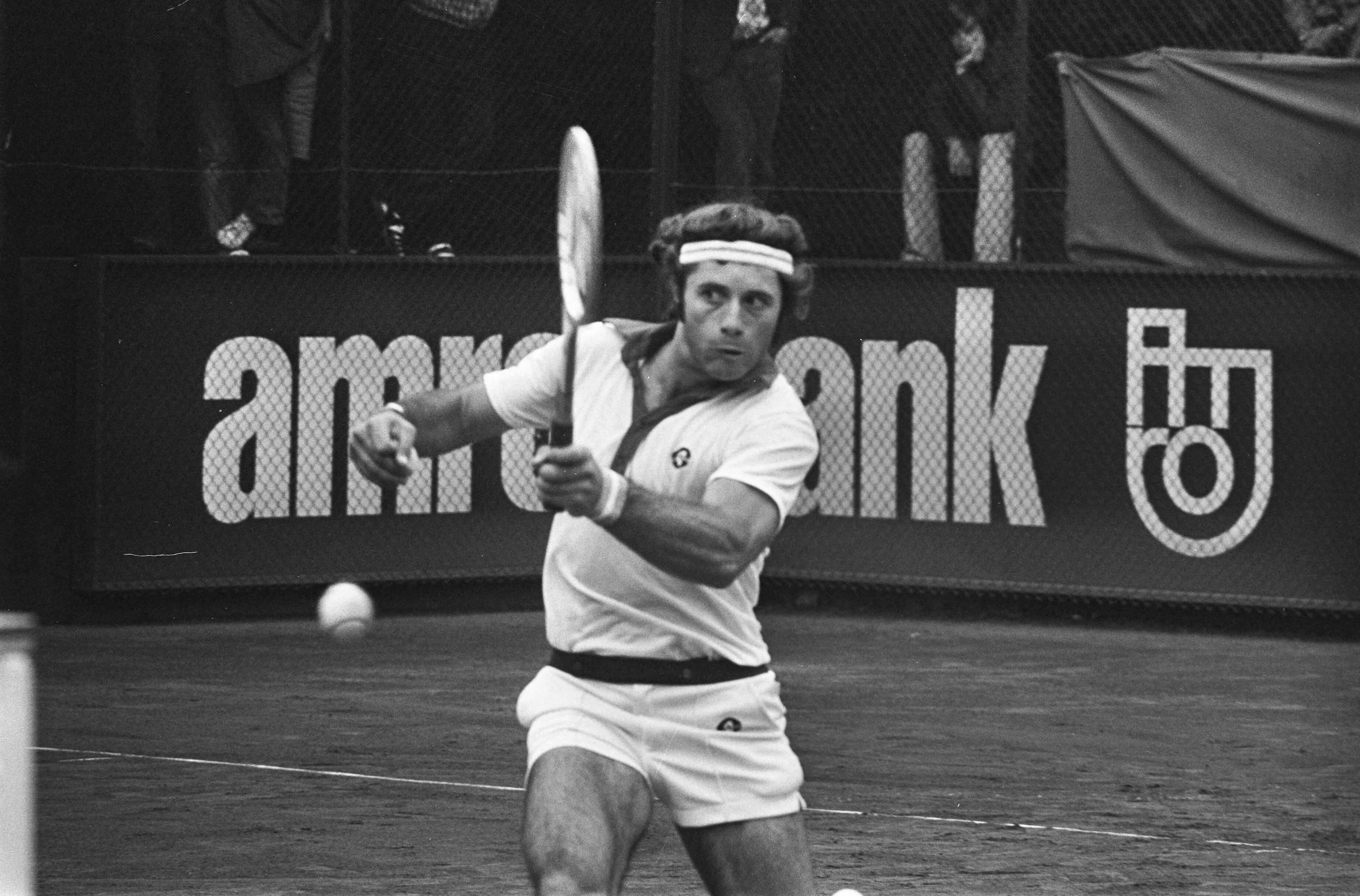 Internationale tenniskampioenschappen 1975 op het Melkhuisje in Hilversum — De Argentijn Vilas in aktie — Foto: Croes, Rob C. / Anefo. Licentie: Set B: Rechtenvrij / Publiek Domein. Bron: Nationaal Archief. http://hdl.handle.net/10648/ac6dc450-d0b4-102d-bcf8-003048976d84