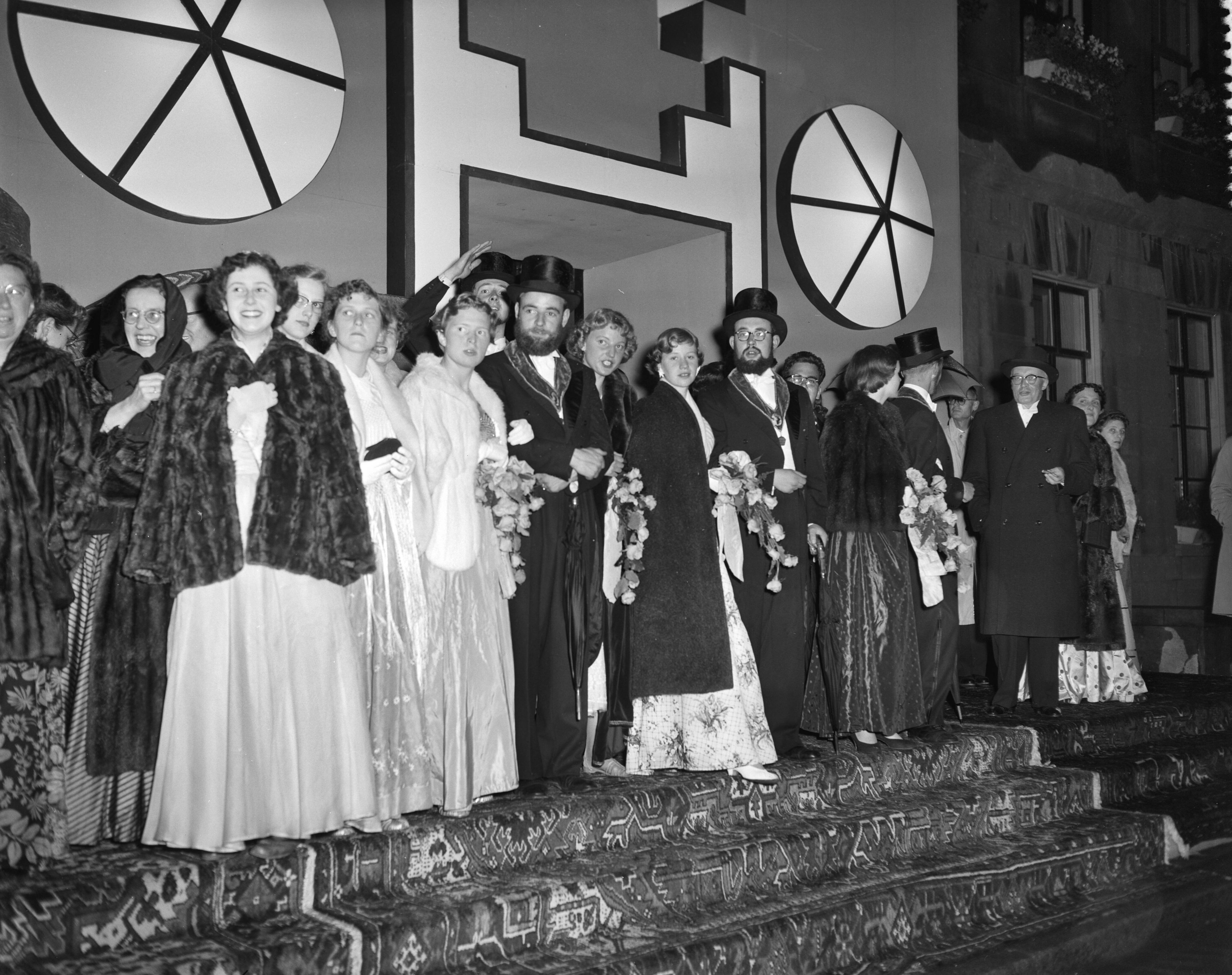 Lustrum USC Utrecht (1956) — USC-lustrumspel "Xerxes". Het Lustrumcomité — Foto: Bilsen, Joop van / Anefo. Licentie: Set B: Rechtenvrij / Publiek Domein. Bron: Nationaal Archief. http://hdl.handle.net/10648/a94b2e20-d0b4-102d-bcf8-003048976d84