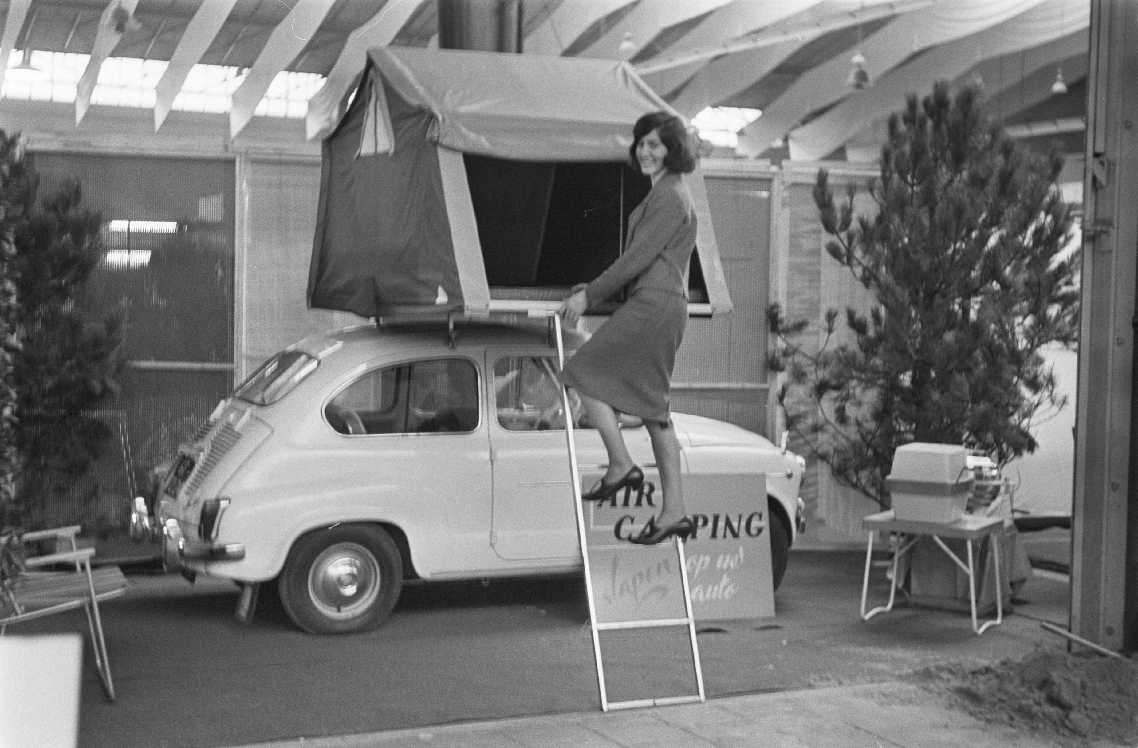 Fotocollectie Anefo — Kamp Houtrust in Den Haag. Bed op het dak van uw auto — Foto: Koch, Eric / Anefo. Licentie: Set B: Rechtenvrij / Publiek Domein. Bron: Nationaal Archief. http://hdl.handle.net/10648/aa62b8e6-d0b4-102d-bcf8-003048976d84