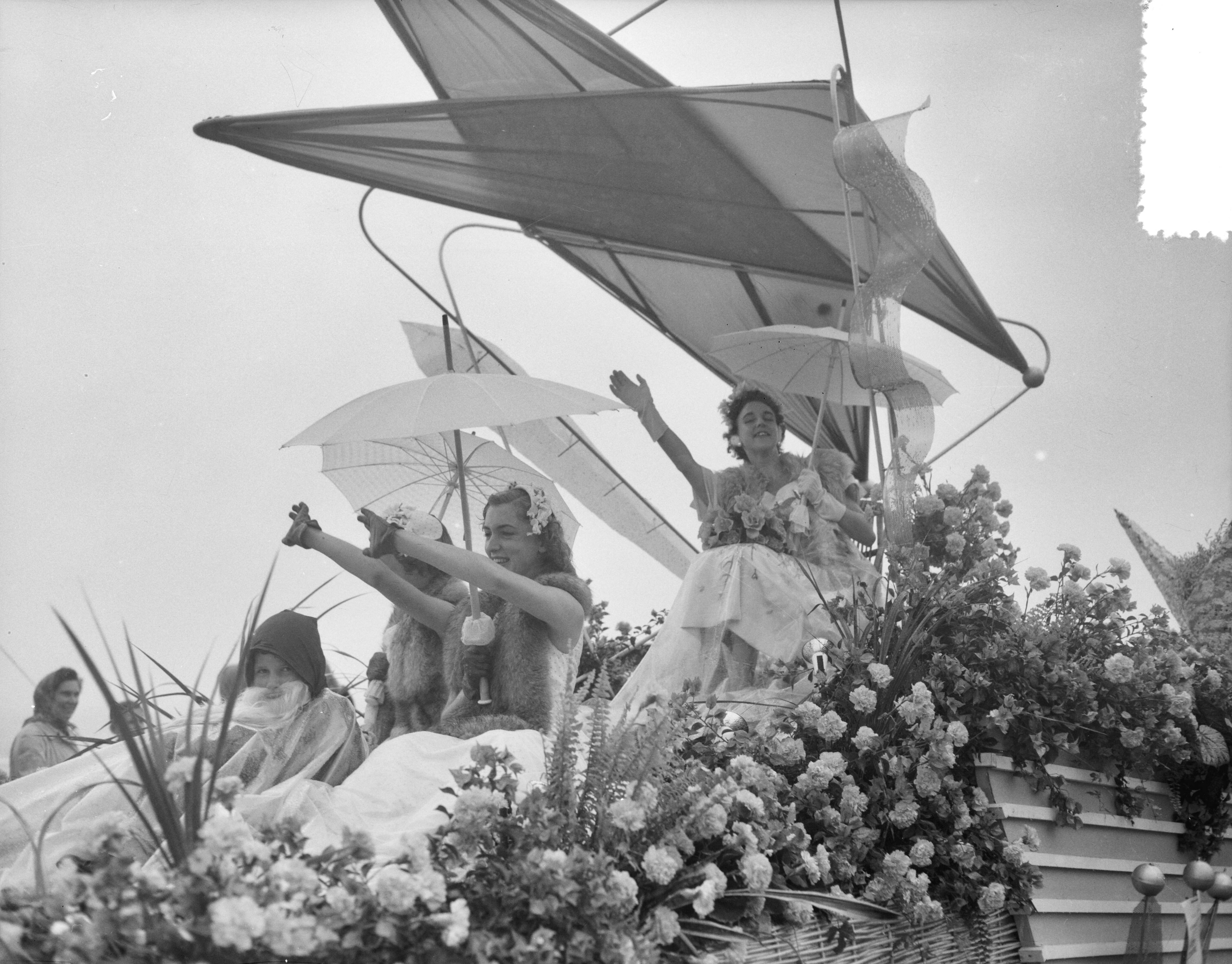 Fotocollectie Anefo — Bloemencorso op de boulevard van Scheveningen. Praalwagen met Haagse bloemenkoningin Amanda — Foto: Bilsen, Joop van / Anefo. Licentie: Set B: Rechtenvrij / Publiek Domein. Bron: Nationaal Archief. http://hdl.handle.net/10648/a94d48d6-d0b4-102d-bcf8-003048976d84