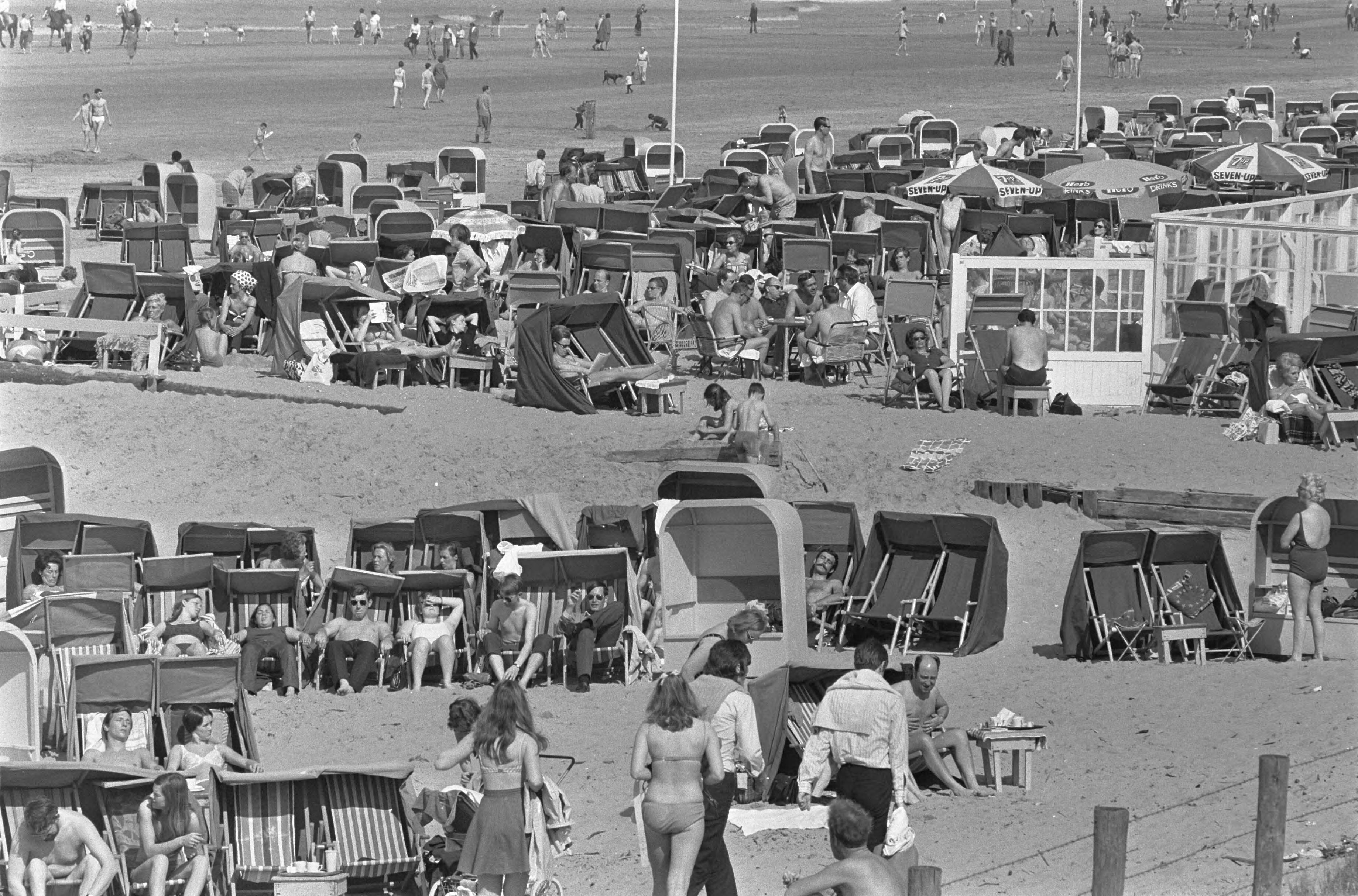 Fotocollectie Anefo — Zonaanbidders op strand Zandvoort strand Zandvoort, nr. 12 : boulevard — Foto: Evers, Joost / Anefo. Licentie: Set B: Rechtenvrij / Publiek Domein. Bron: Nationaal Archief. http://hdl.handle.net/10648/ab649e26-d0b4-102d-bcf8-003048976d84