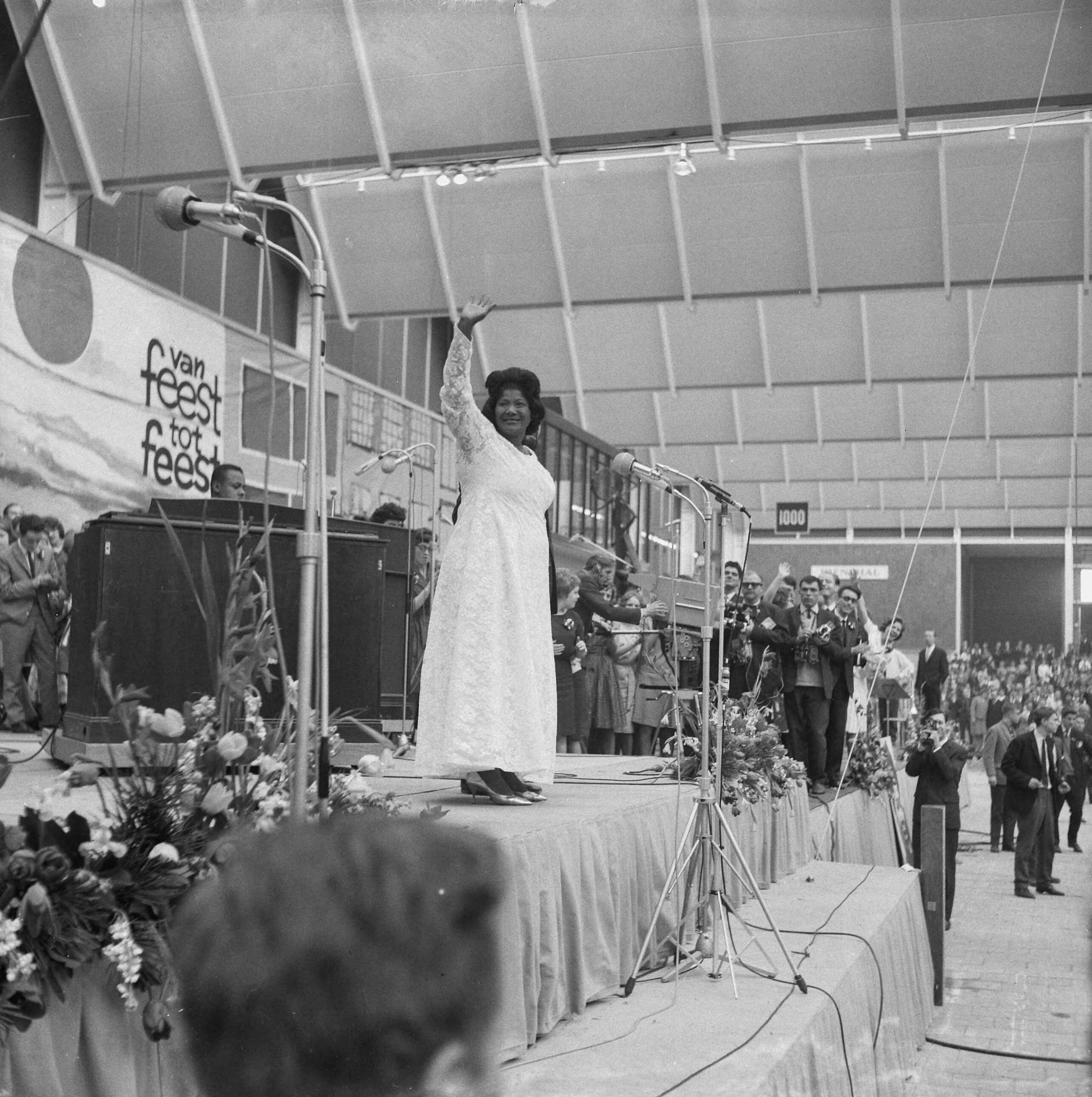 Fotocollectie Anefo — Mahalia Jackson trad op in de Irenehal in Utrecht bij de jeugdmanifestatie "Jeugd en Bijbel" — Foto: Gelderen, Hugo van / Anefo. Licentie: Set B: Rechtenvrij / Publiek Domein. Bron: Nationaal Archief. http://hdl.handle.net/10648/aa68120a-d0b4-102d-bcf8-003048976d84