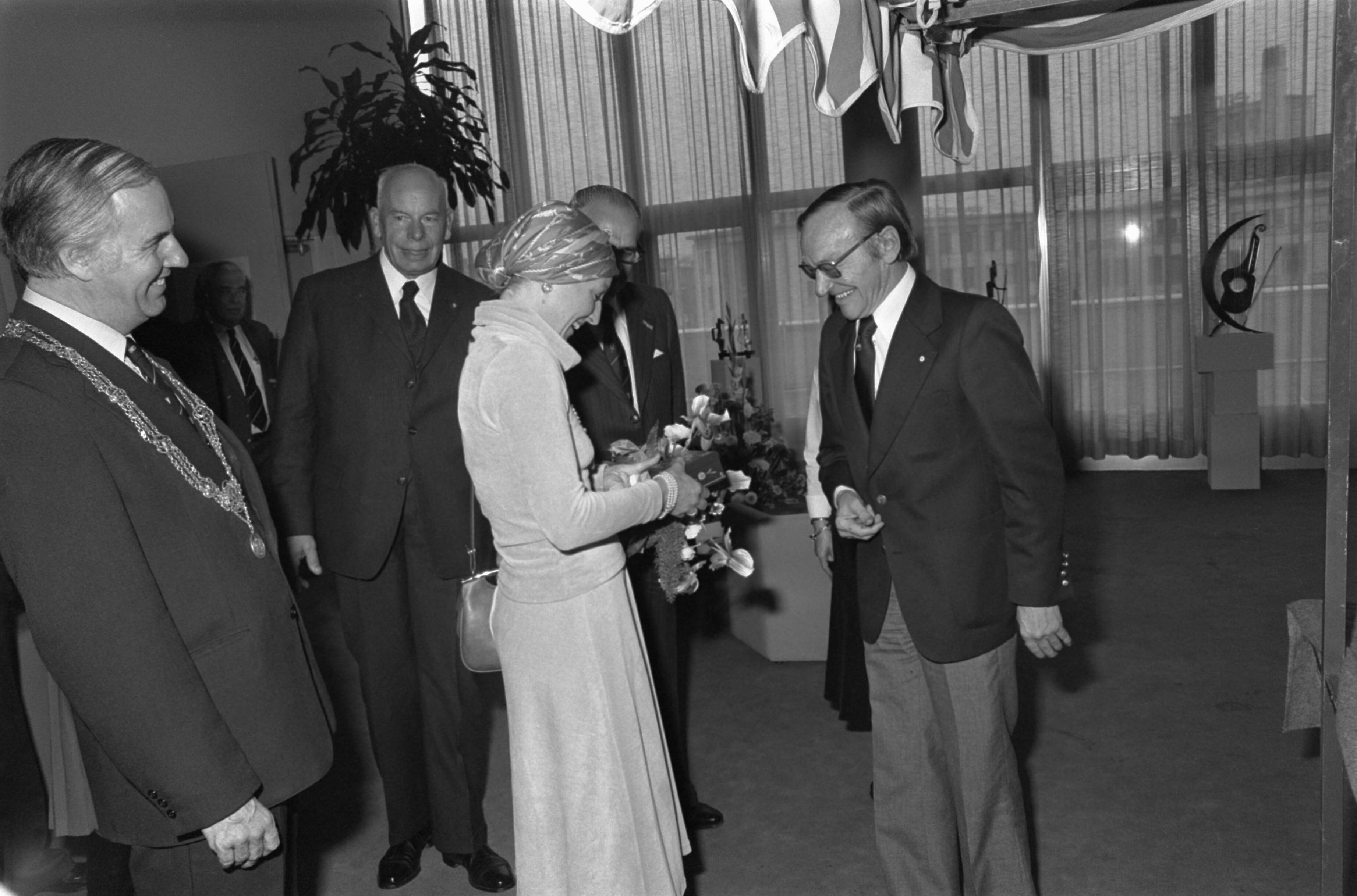 Fotocollectie Anefo — Prinses Margriet woont in Den Haag symposium bij van Rheumabestrijding; Margriet reikt Edaga Stene prijs uit aan mevrouw Van der Tuin Brouwer — Foto: Peters, Hans / Anefo. Licentie: Set B: Rechtenvrij / Publiek Domein. Bron: Nationaal Archief. http://hdl.handle.net/10648/ac8e2a06-d0b4-102d-bcf8-003048976d84