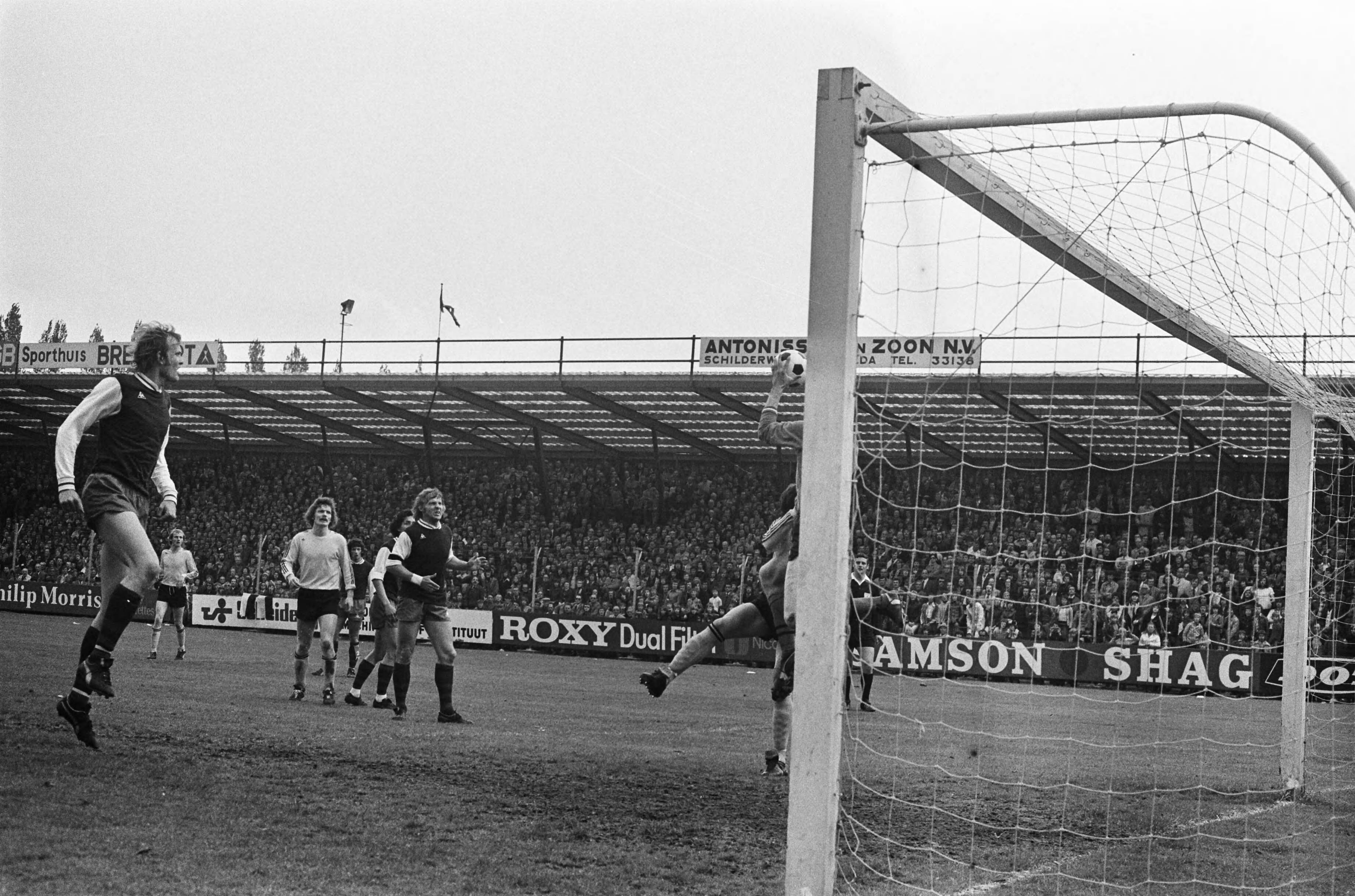 NAC-Haarlem 3-1 (degradatie Haarlem) — Spelmoment met een omstreden penalty tot gevolg — Foto: Croes, Rob C. / Anefo. Licentie: Set B: Rechtenvrij / Publiek Domein. Bron: Nationaal Archief. http://hdl.handle.net/10648/ac6836ca-d0b4-102d-bcf8-003048976d84