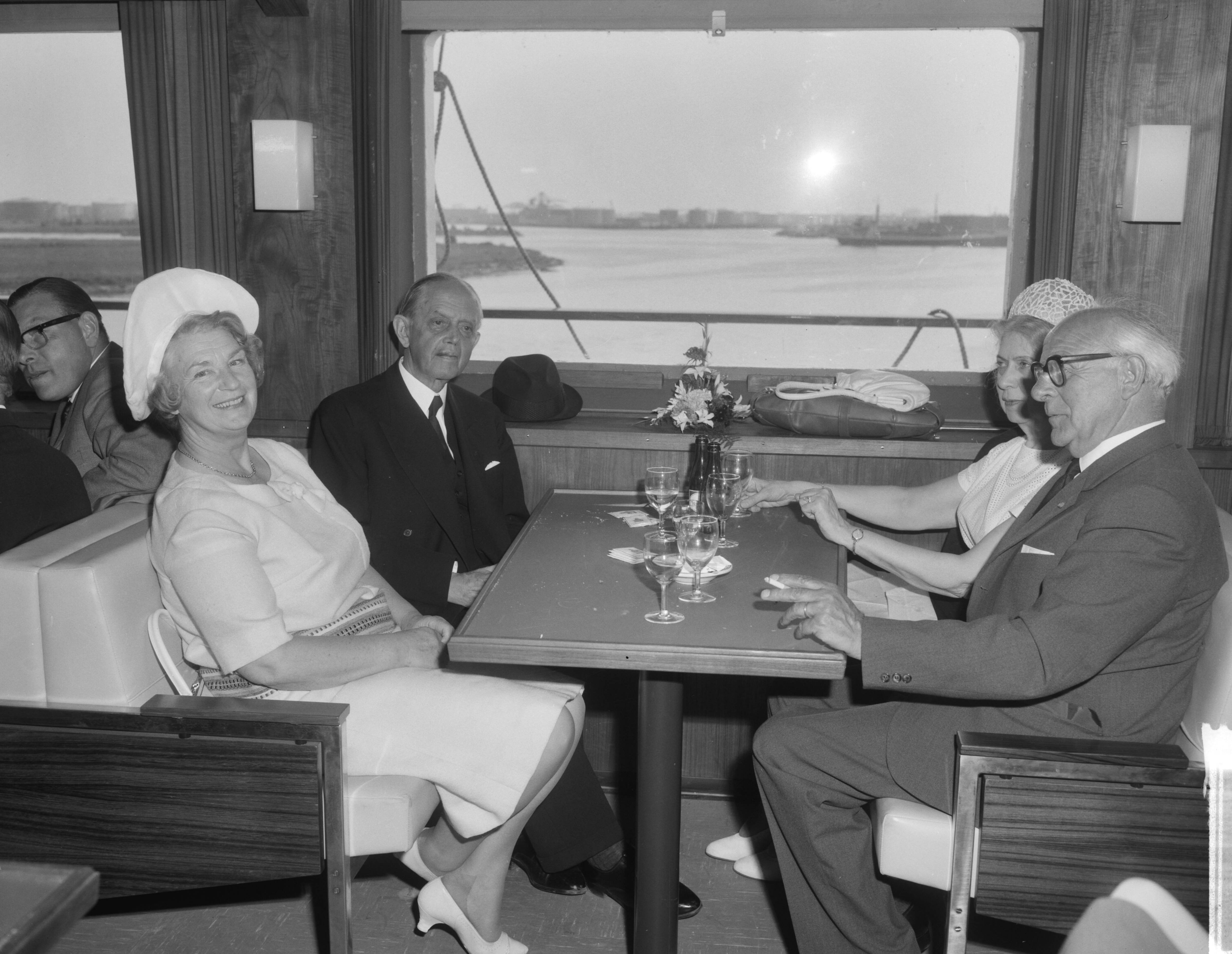 Fotocollectie Anefo — Overdracht van de veerboot "Visby" (opdracht Zaanlandse Scheepsbouw Maatschappij) — Foto: Bilsen, Joop van / Anefo. Licentie: Set B: Rechtenvrij / Publiek Domein. Bron: Nationaal Archief. http://hdl.handle.net/10648/aa6f37b0-d0b4-102d-bcf8-003048976d84