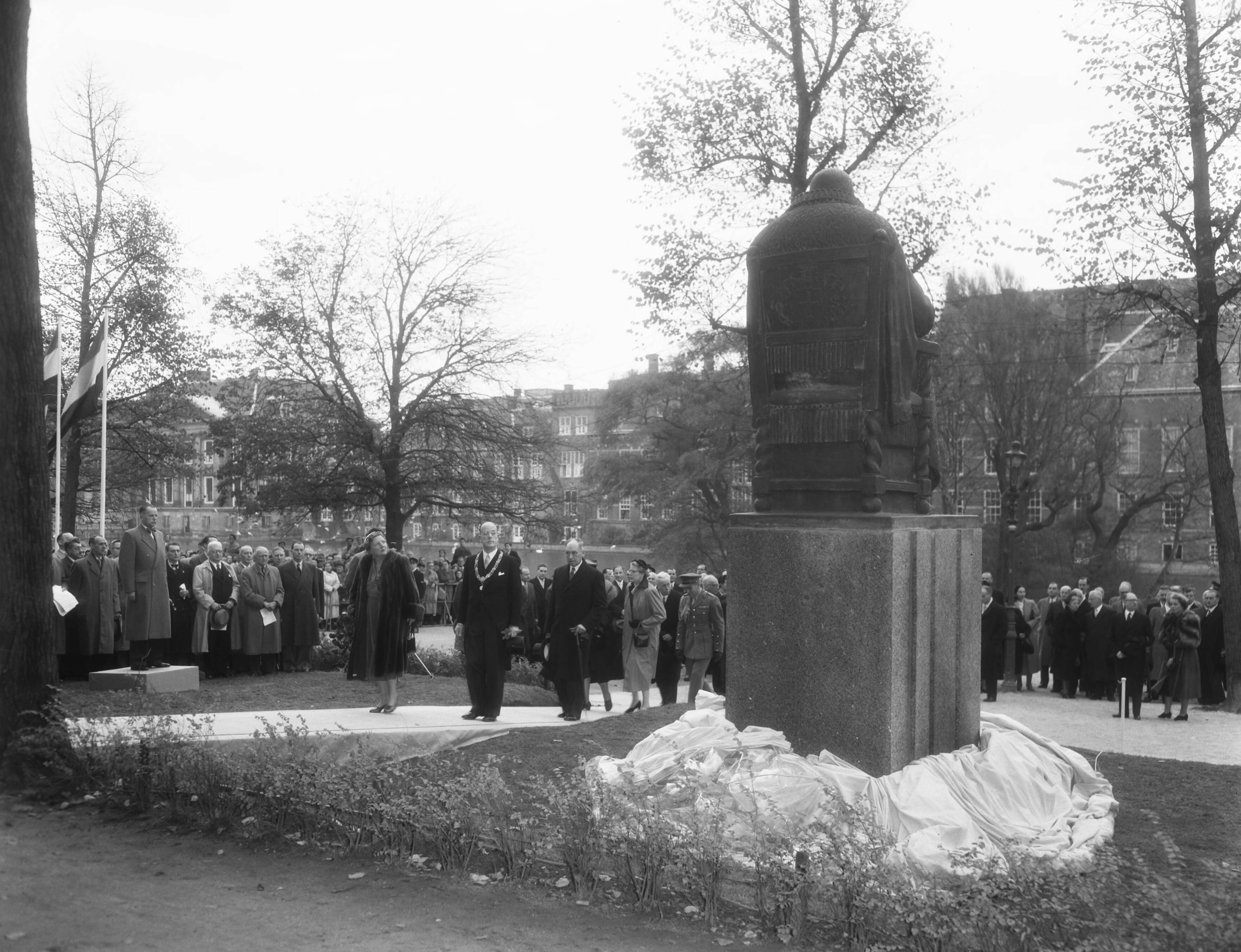 Fotocollectie Anefo — Koningin Juliana onthult een standbeeld van Johan van Oldenbarneveldt in Den Haag — Foto: Duinen, G.W. van / Anefo. Licentie: Set B: Rechtenvrij / Publiek Domein. Bron: Nationaal Archief. http://hdl.handle.net/10648/a92b57a8-d0b4-102d-bcf8-003048976d84
