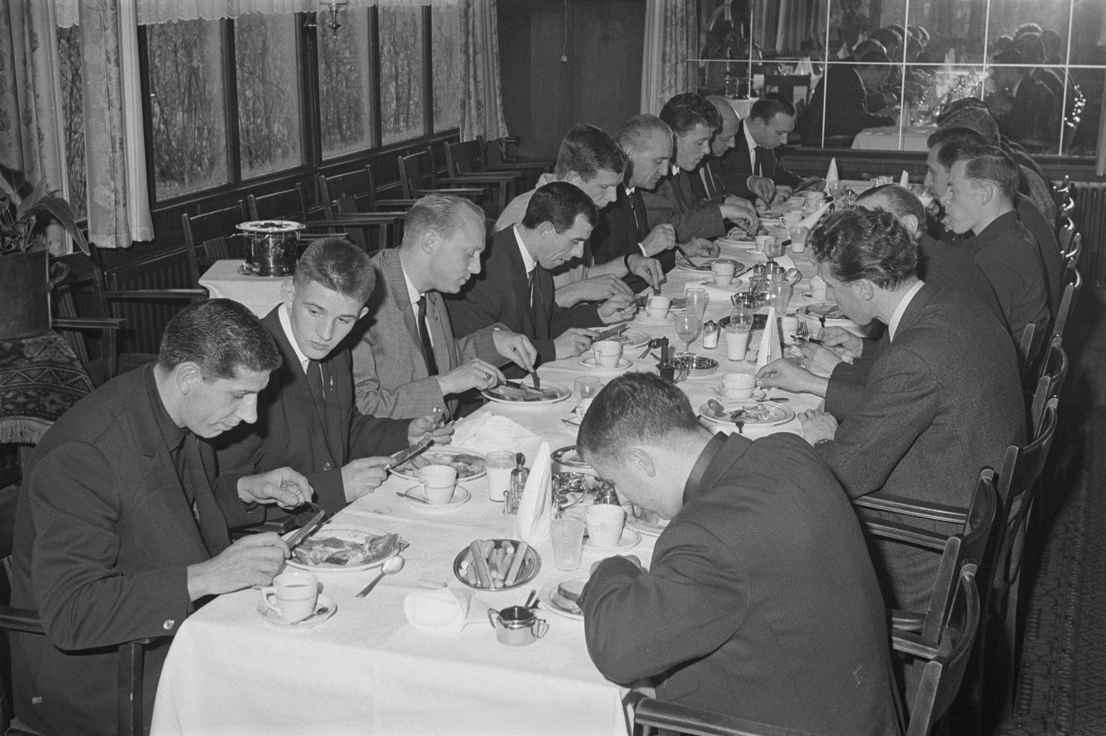 Fotocollectie Anefo — Feijenoord in trainingskamp te Breda. De spelers aan de maaltijd, linkerkant tafel Van der Gijp , Hordijk, Kruiver, Moulijn, Kraay, Fuchs, Kreijermaat, Buitendijk, ?. Aan de ander kant van voor naar achter Frans Bouwmeester, Jan Klaassens. ?, Bergholtz, Pieters Graafland, [niet zichtbaar, Gerard Kerkum en Cor Veldhoen?] — Foto: Koch, Eric / Anefo. Licentie: Set B: Rechtenvrij / Publiek Domein. Bron: Nationaal Archief. http://hdl.handle.net/10648/aa2d3e32-d0b4-102d-bcf8-003048976d84