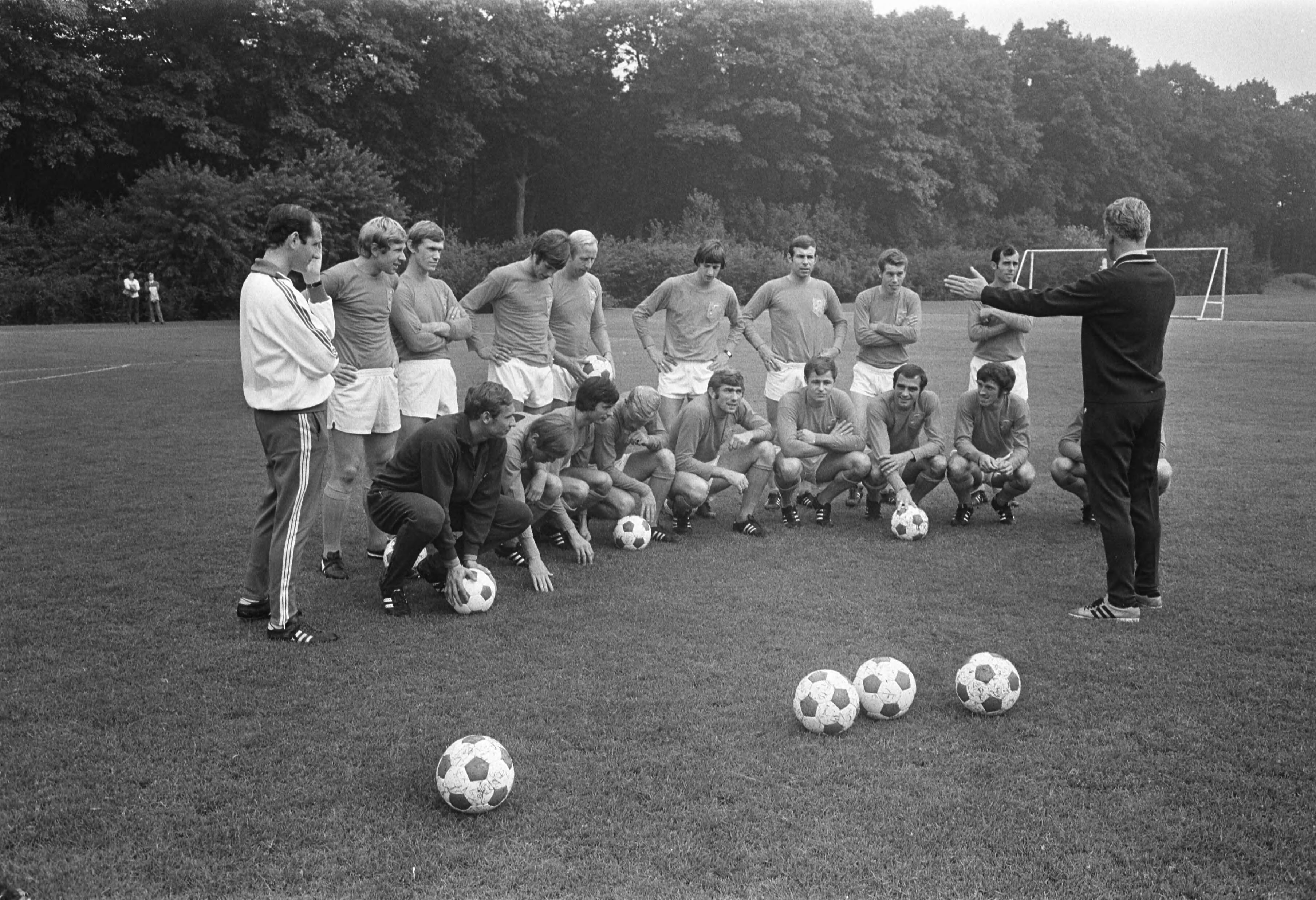 Fotocollectie Anefo — Training Nederlands elftal selectie voor wedstrijd tegen Polen, in Zeist — Foto: Koch, Eric / Anefo. Licentie: Set B: Rechtenvrij / Publiek Domein. Bron: Nationaal Archief. http://hdl.handle.net/10648/ab76c808-d0b4-102d-bcf8-003048976d84