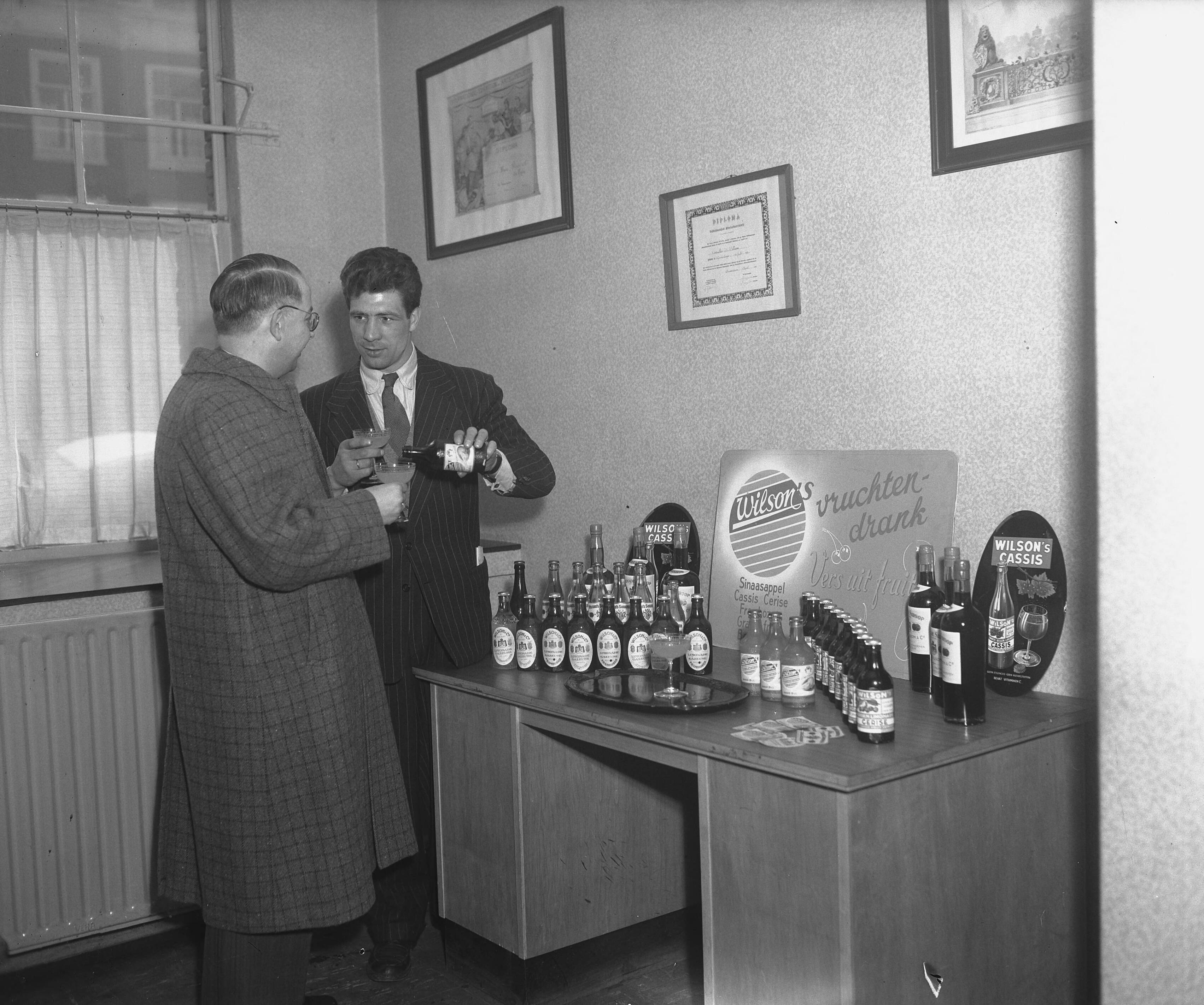 Fotocollectie Anefo — Luc van Dam (bokser) werkzaam in limonadefabriek — Foto: Averink, […] / Anefo. Licentie: Set B: Rechtenvrij / Publiek Domein. Bron: Nationaal Archief. http://hdl.handle.net/10648/a8c51c18-d0b4-102d-bcf8-003048976d84