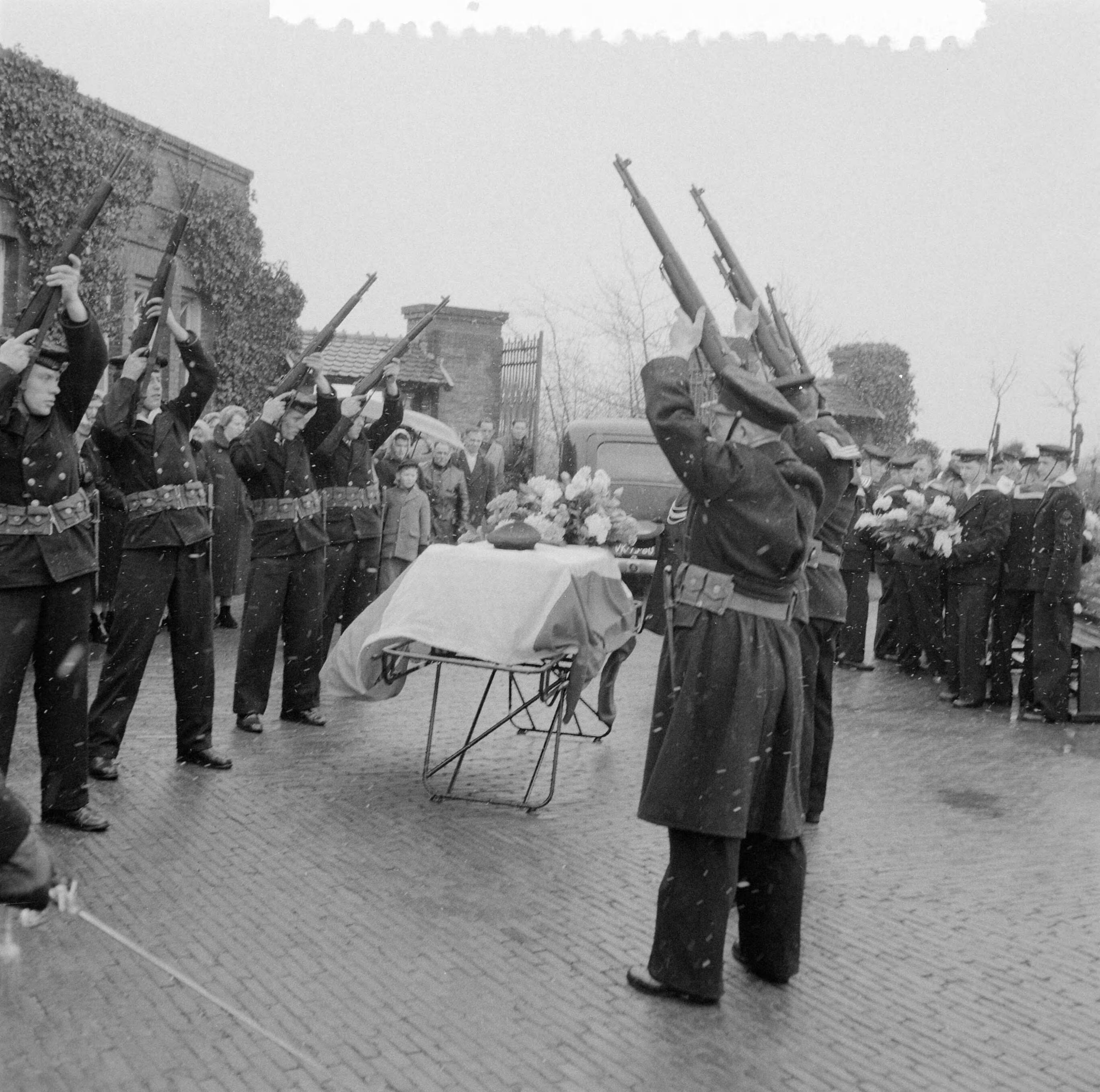 Fotocollectie Anefo — Marinebegrafenis van sergeant-kok W. Bouwman te Vlissingen — Foto: Behrens, Herbert F. / Anefo. Licentie: Set B: Rechtenvrij / Publiek Domein. Bron: Nationaal Archief. http://hdl.handle.net/10648/a958abfe-d0b4-102d-bcf8-003048976d84