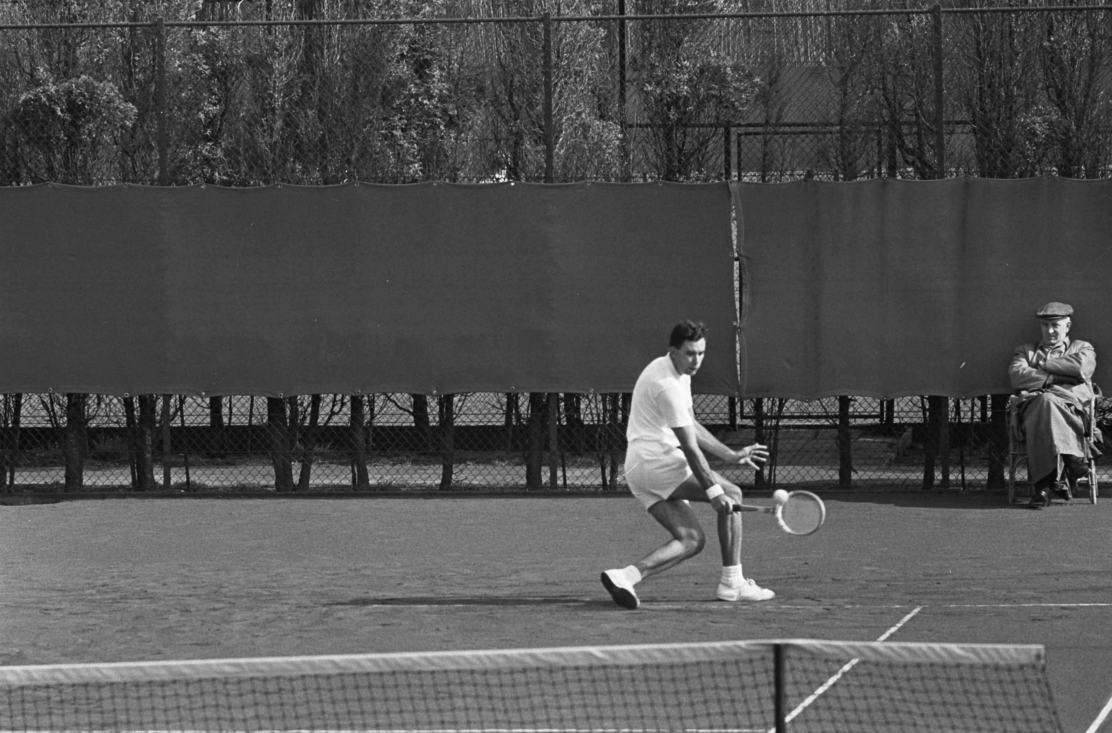 Fotocollectie Anefo — Tennis, Training voor Davis Cup. Oefenwedstrijd van Nederland tegen Zuid-Rhodesië op tennispark Klein Zwitserland te Den Haag. Roy Stilwell in actie — Foto: Steinmeier, Hans / Anefo. Licentie: Set B: Rechtenvrij / Publiek Domein. Bron: Nationaal Archief. http://hdl.handle.net/10648/aaa22cd8-d0b4-102d-bcf8-003048976d84