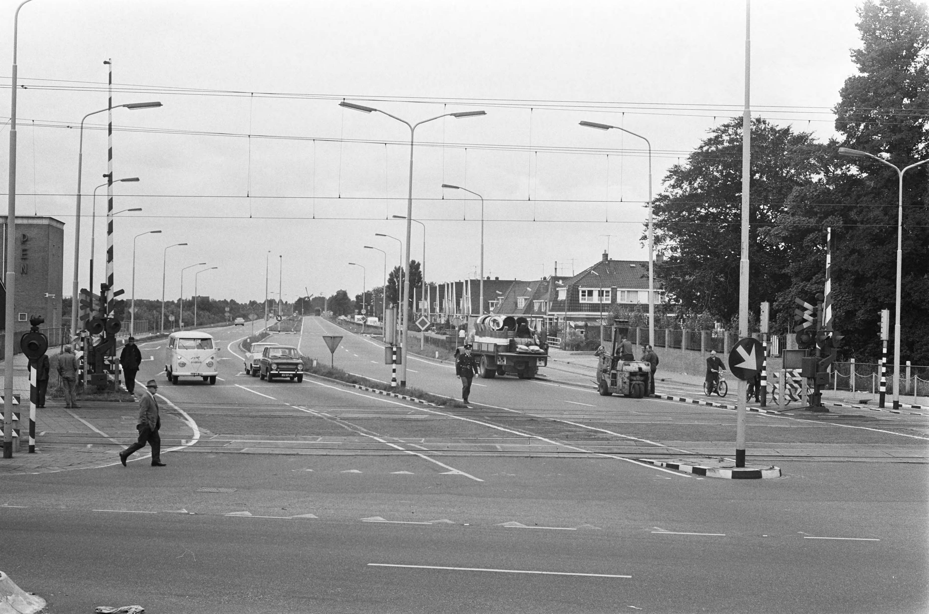 Fotocollectie Anefo — Storingen in verkeerslichtensysteem bij de Ahobs op de spoorwegovergang te Zaandijk: de spoorwegovergang — Foto: Verhoeff, Bert / Anefo. Licentie: Set B: Rechtenvrij / Publiek Domein. Bron: Nationaal Archief. http://hdl.handle.net/10648/ab780ff6-d0b4-102d-bcf8-003048976d84
