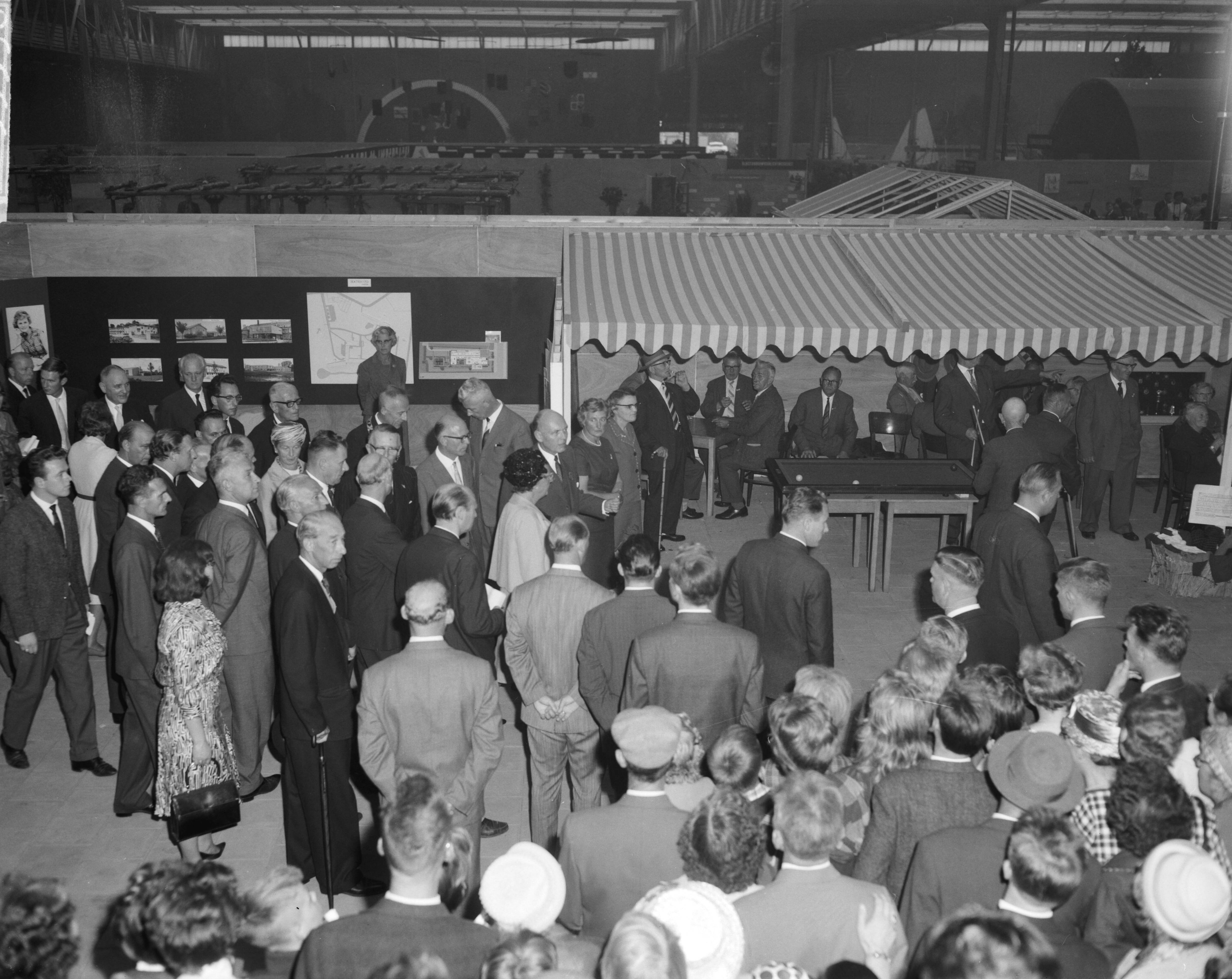Fotocollectie Anefo — Stand van de NAM op de tentoonstelling "Frisiana" te Leeuwarden (Opdracht NAM) — Foto: Bilsen, Joop van / Anefo. Licentie: Set B: Rechtenvrij / Publiek Domein. Bron: Nationaal Archief. http://hdl.handle.net/10648/aa45ed10-d0b4-102d-bcf8-003048976d84