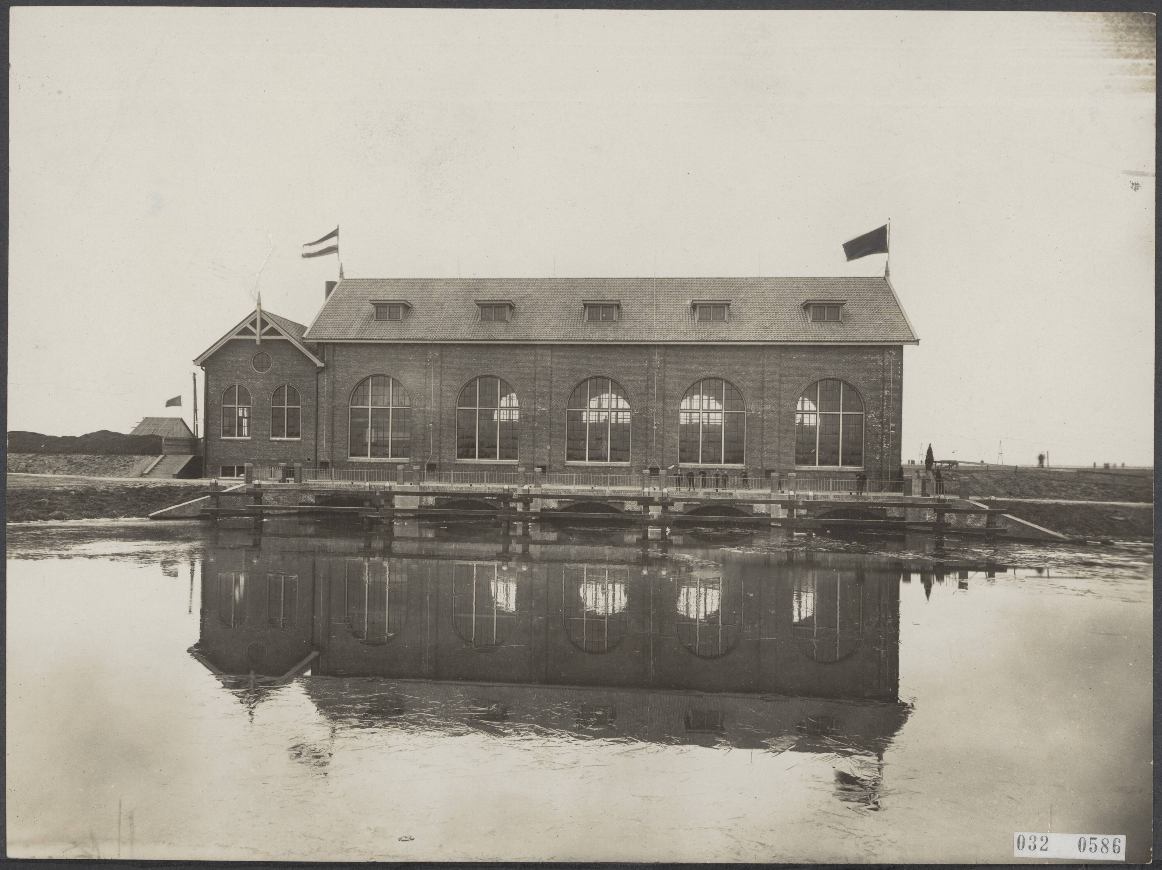 Fotocollectie Elsevier Binnenland — Het gebouw van het electrisch boezemgemaal [De Waterwolf] van het waterschap "Electra" aan het Reitdiep te Lammerburen (Groningen) [bij ingebruikname van het gemaal] — Foto: Fotopersbureau "Holland". Licentie: Set B: Rechtenvrij / Publiek Domein. Bron: Nationaal Archief. http://hdl.handle.net/10648/ade43e4a-d0b4-102d-bcf8-003048976d84
