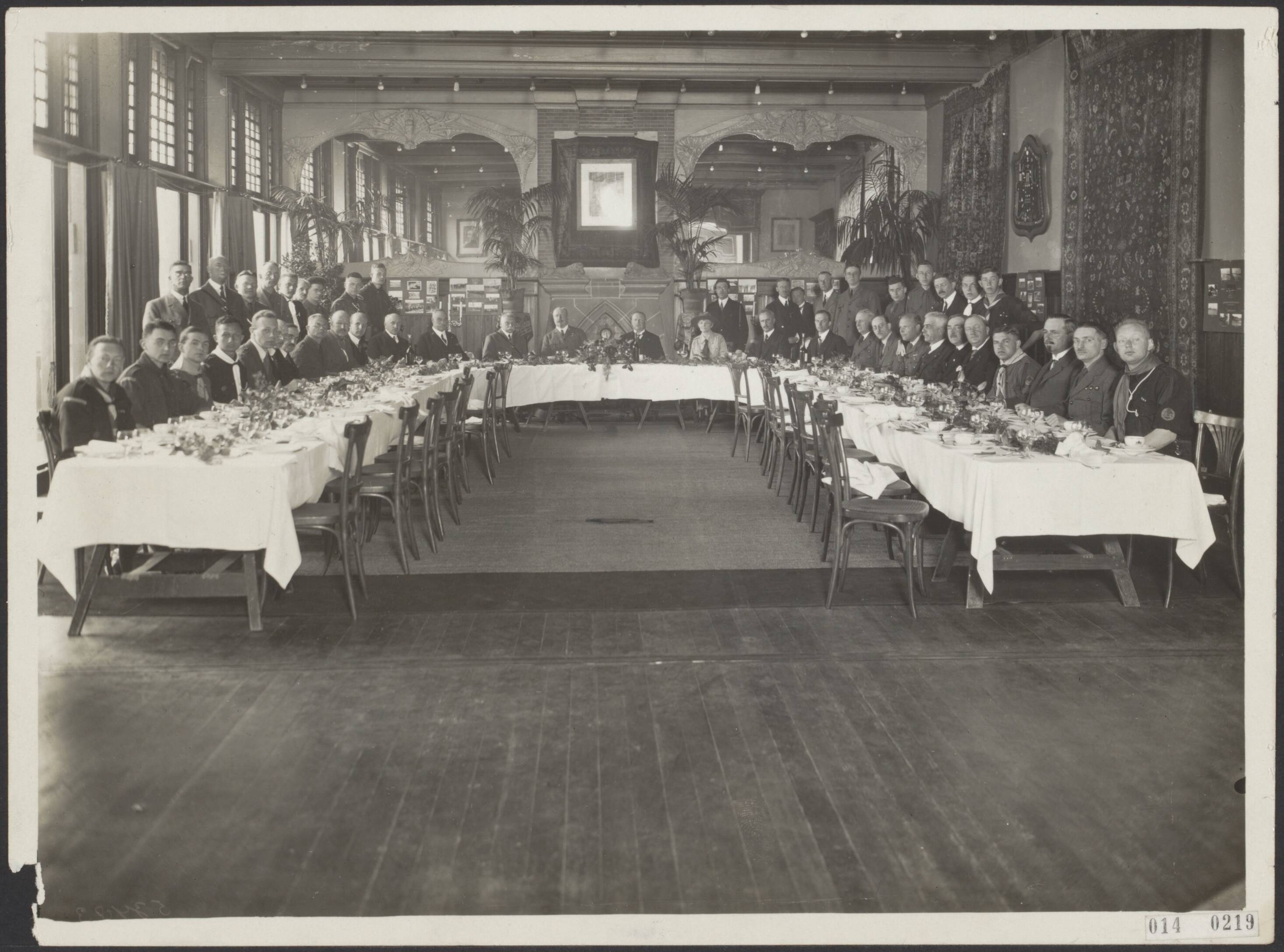 Fotocollectie Elsevier Binnenland — Prins Hendrik, commissaris der Koningin jhr. mr. dr. A. Roëll, burgemeester van Haarlem C. Maarschalk enz. tijdens jaarlijkse algemene vergadering Ned. Padvindersvereniging te Haarlem — Foto: N.V. Vereenigde Fotobureaux. Licentie: Set B: Rechtenvrij / Publiek Domein. Bron: Nationaal Archief. http://hdl.handle.net/10648/adaff4be-d0b4-102d-bcf8-003048976d84