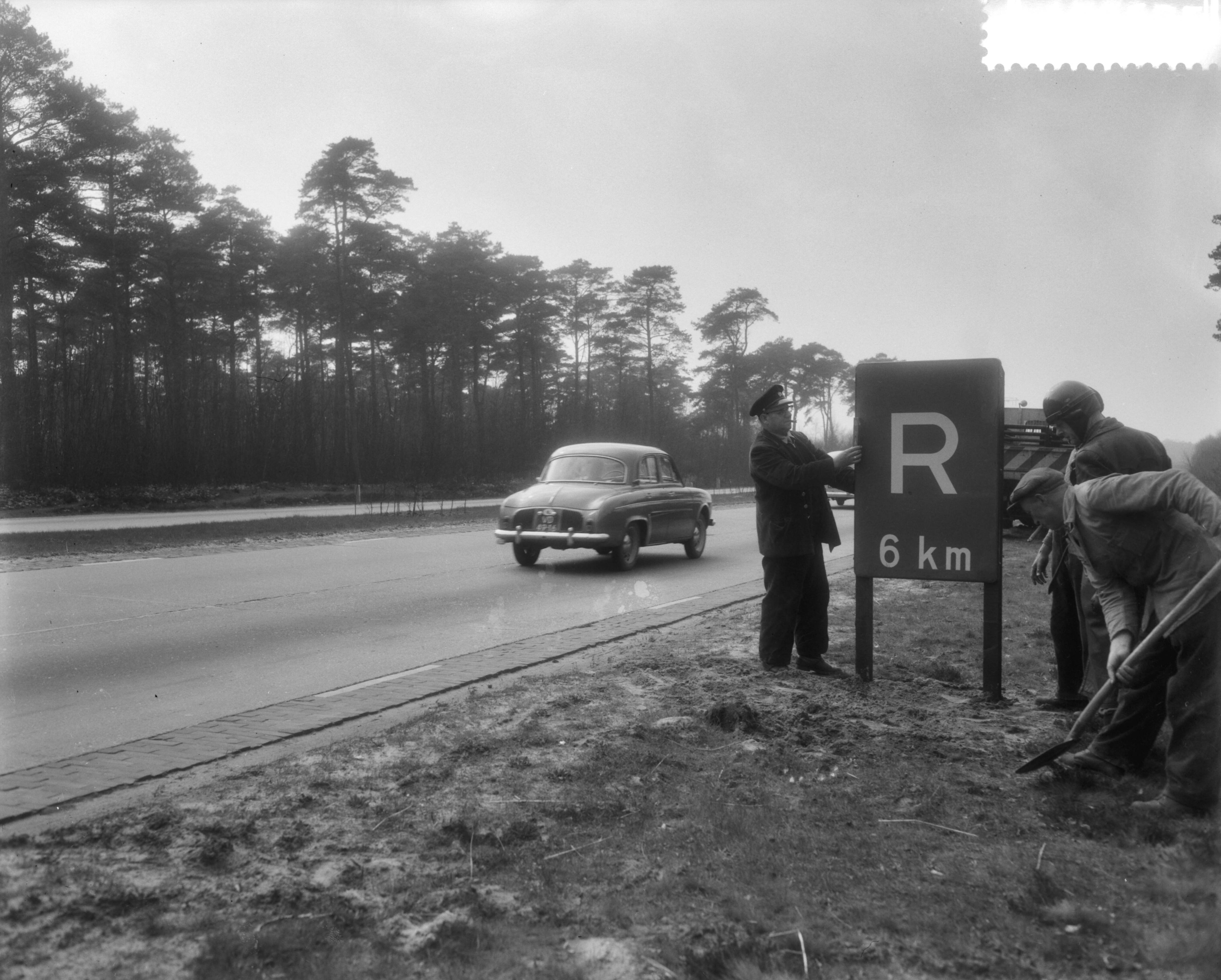 Fotocollectie Anefo — Eerste Nederlandse restaurant langs een autosnelweg Arnhem-Utrecht (A12) bij Bunnik. Borden worden geplaatst — Foto: Pot, Harry / Anefo. Licentie: Set B: Rechtenvrij / Publiek Domein. Bron: Nationaal Archief. http://hdl.handle.net/10648/a990dae2-d0b4-102d-bcf8-003048976d84