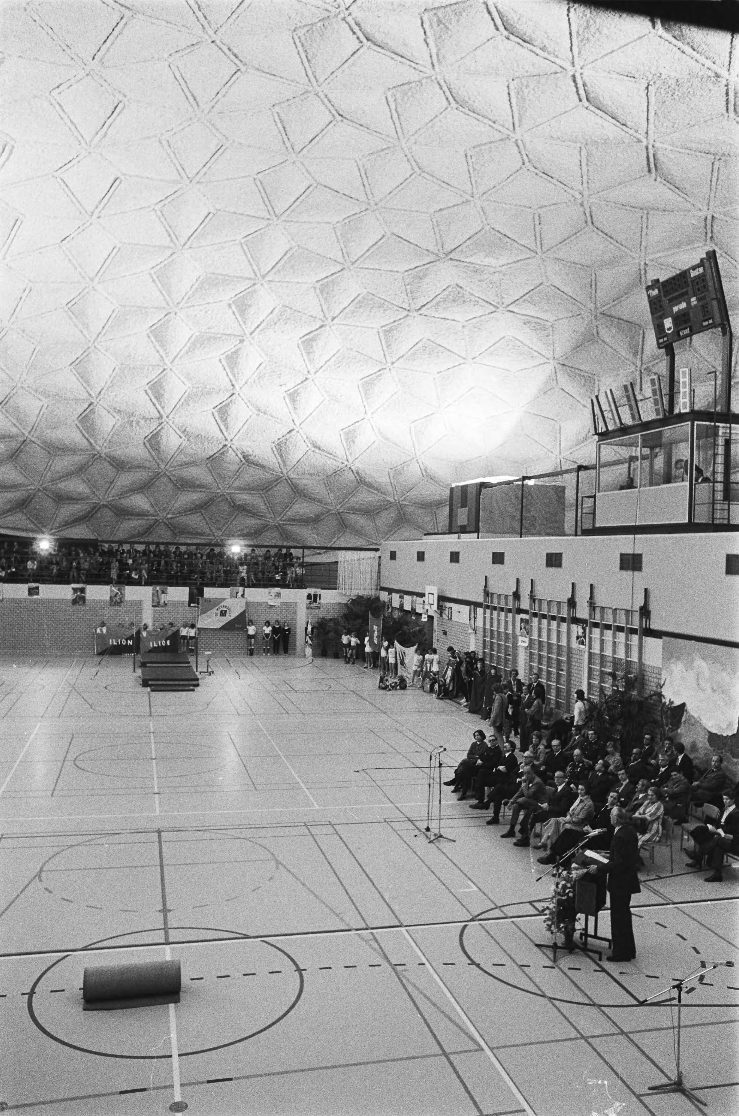 Fotocollectie Anefo — Prins Bernhard opent sportcomplex "De Olympus" in Zoetermeer; interieur — Foto: Verhoeff, Bert / Anefo. Licentie: Set B: Rechtenvrij / Publiek Domein. Bron: Nationaal Archief. http://hdl.handle.net/10648/acb0e8d4-d0b4-102d-bcf8-003048976d84