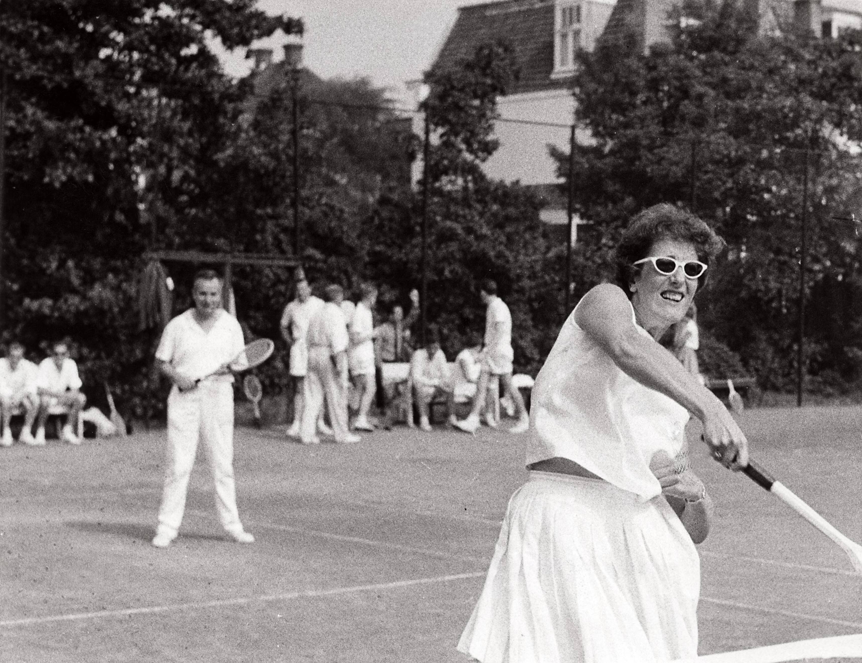 Sportactiviteiten personeel Drukkerij N.V. De Spaarnestad / Tennis — Serie: Spaarnestad personeel Tennis. Tennistoernooi 1961. Mej. S. van Liemt — Foto: Hilterman, H. / Spaarnestad / Spaarnestad Photo (05887). Licentie: Set B: Rechtenvrij / Publiek Domein. Bron: Nationaal Archief. http://hdl.handle.net/10648/35429da6-3ee6-a382-e063-6df0900a6686