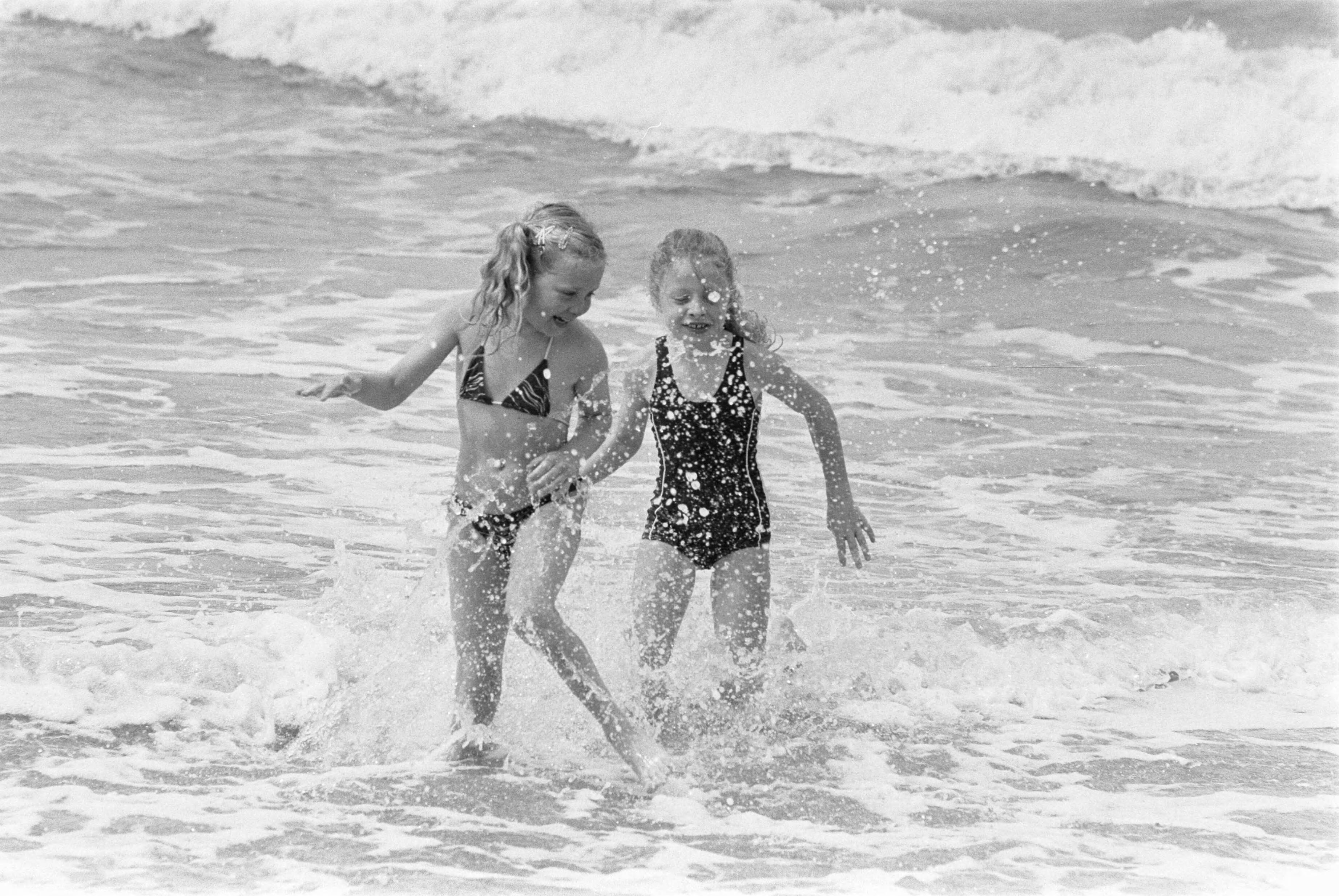 Fotocollectie Anefo — Meisjes in zee bij Scheveningen met mooi weer — Foto: Bogaerts, Rob / Anefo. Licentie: Set B: Rechtenvrij / Publiek Domein. Bron: Nationaal Archief. http://hdl.handle.net/10648/ad2a3ce8-d0b4-102d-bcf8-003048976d84