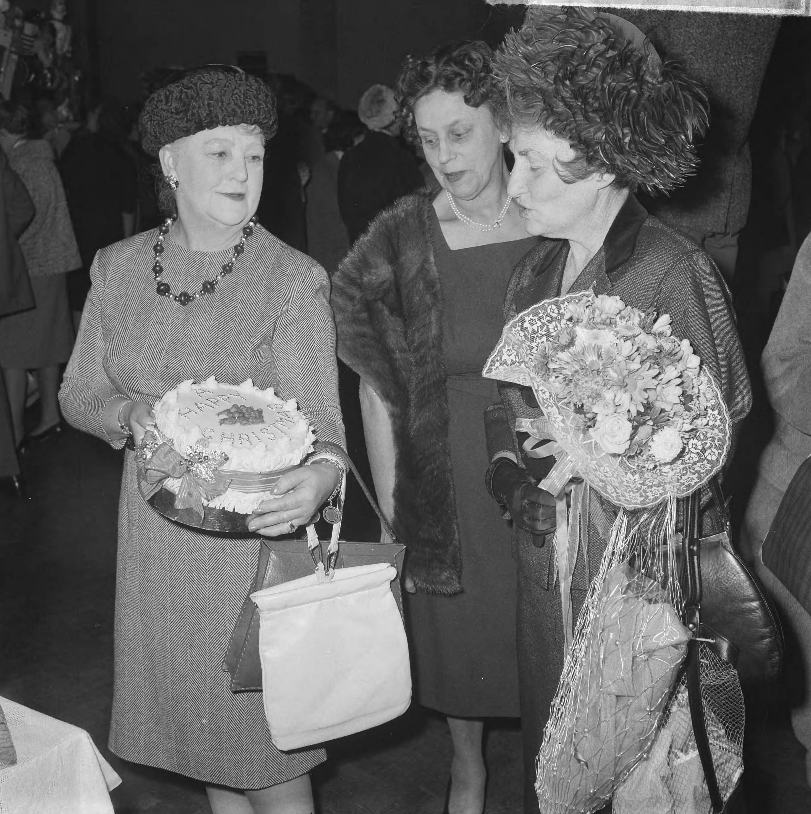 Fotocollectie Anefo — Kerstbazar geopend in Den Haag door Lady Noble, echtgenote van de Britse ambassadeur sir Andrew Noble — Foto: Nijs, Jac. de / Anefo. Licentie: Set B: Rechtenvrij / Publiek Domein. Bron: Nationaal Archief. http://hdl.handle.net/10648/aa1e866c-d0b4-102d-bcf8-003048976d84
