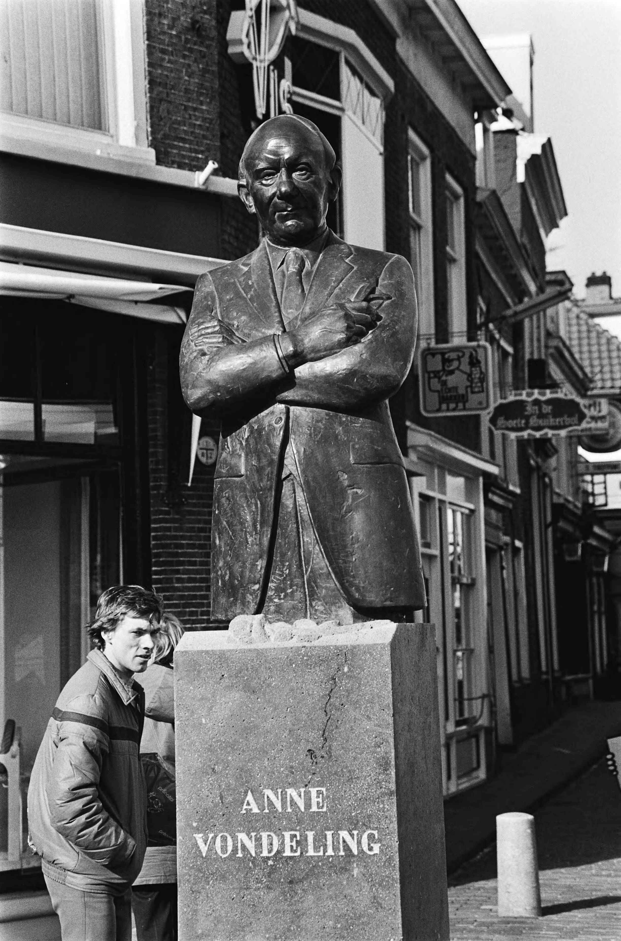 Fotocollectie Anefo — Beeld in Leeuwarden onthuld van vroegere II Kamer voorz. dr. Anne Vondeling . Het beeld van Vondeling na de onthulling — Foto: Dijk, Hans van / Anefo. Licentie: Set B: Rechtenvrij / Publiek Domein. Bron: Nationaal Archief. http://hdl.handle.net/10648/ad117a96-d0b4-102d-bcf8-003048976d84