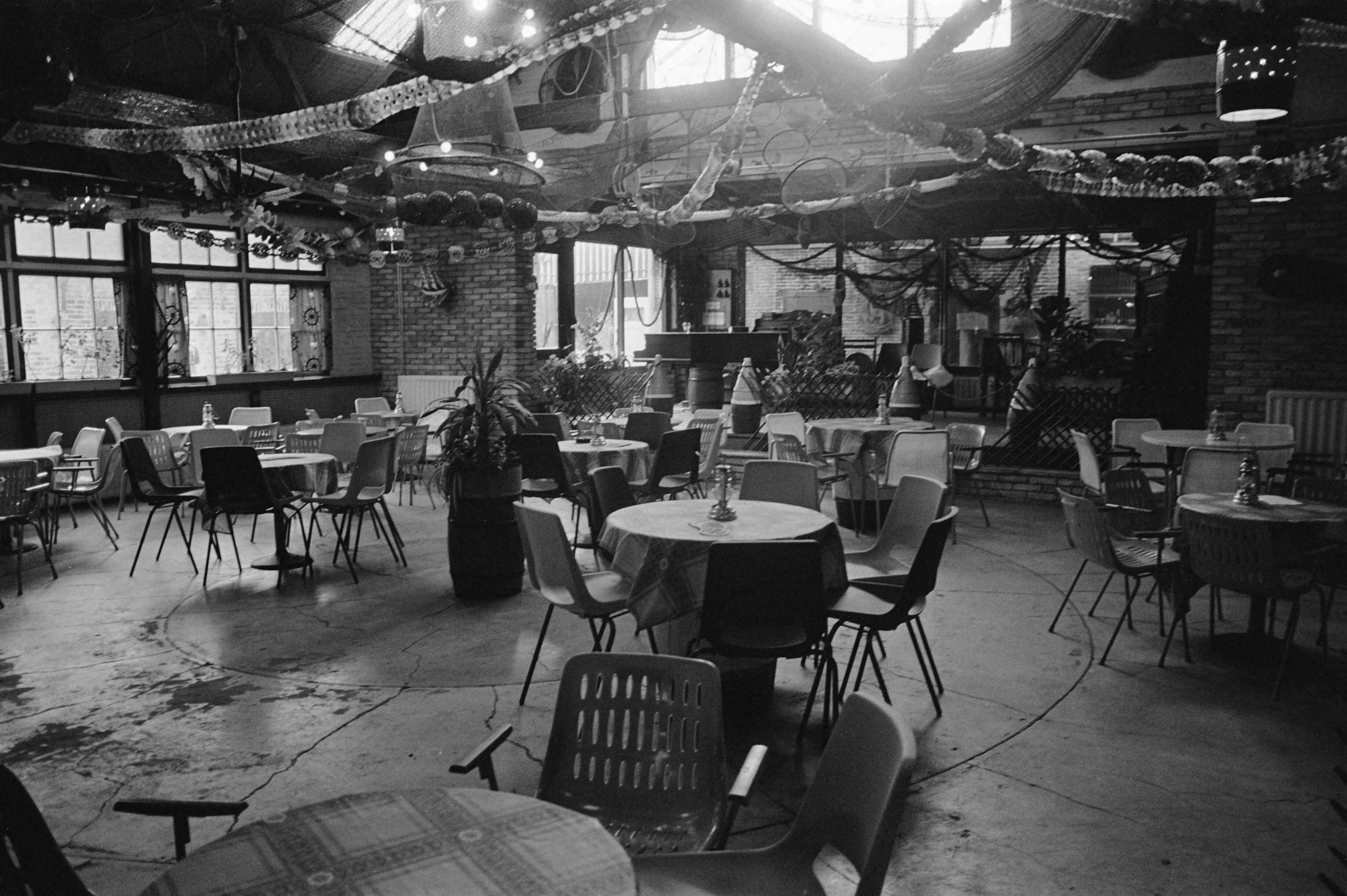 Fotocollectie Anefo — Cafe-restaurant Stuttenburgh in Monnickendam, opdracht Hotelrevue — Foto: Mieremet, Rob / Anefo. Licentie: Set B: Rechtenvrij / Publiek Domein. Bron: Nationaal Archief. http://hdl.handle.net/10648/ac00ef6a-d0b4-102d-bcf8-003048976d84