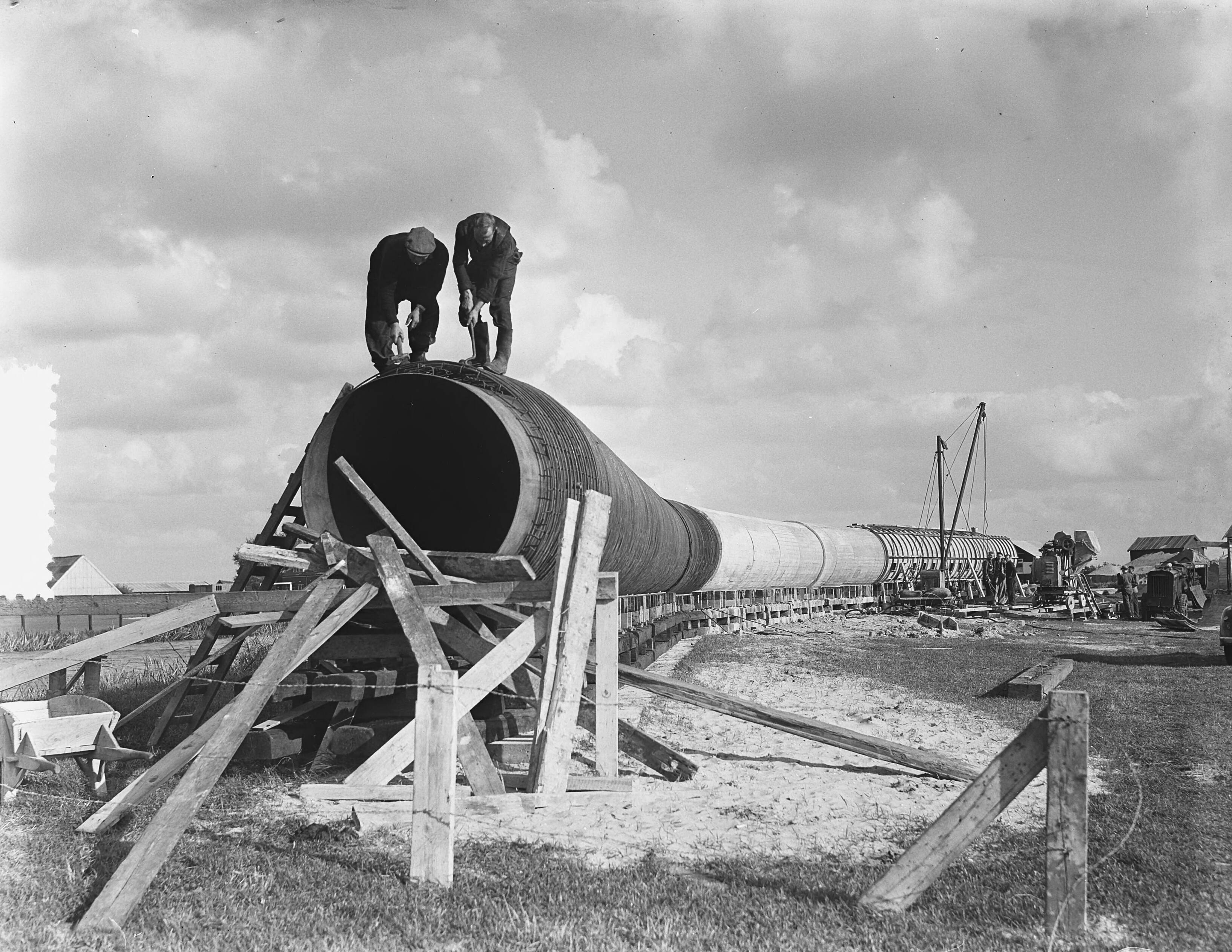 Fotocollectie Anefo — Heemstede. Transport waterleidingbuis — Foto: Bilsen, Joop van / Anefo. Licentie: Set B: Rechtenvrij / Publiek Domein. Bron: Nationaal Archief. http://hdl.handle.net/10648/a91420ce-d0b4-102d-bcf8-003048976d84