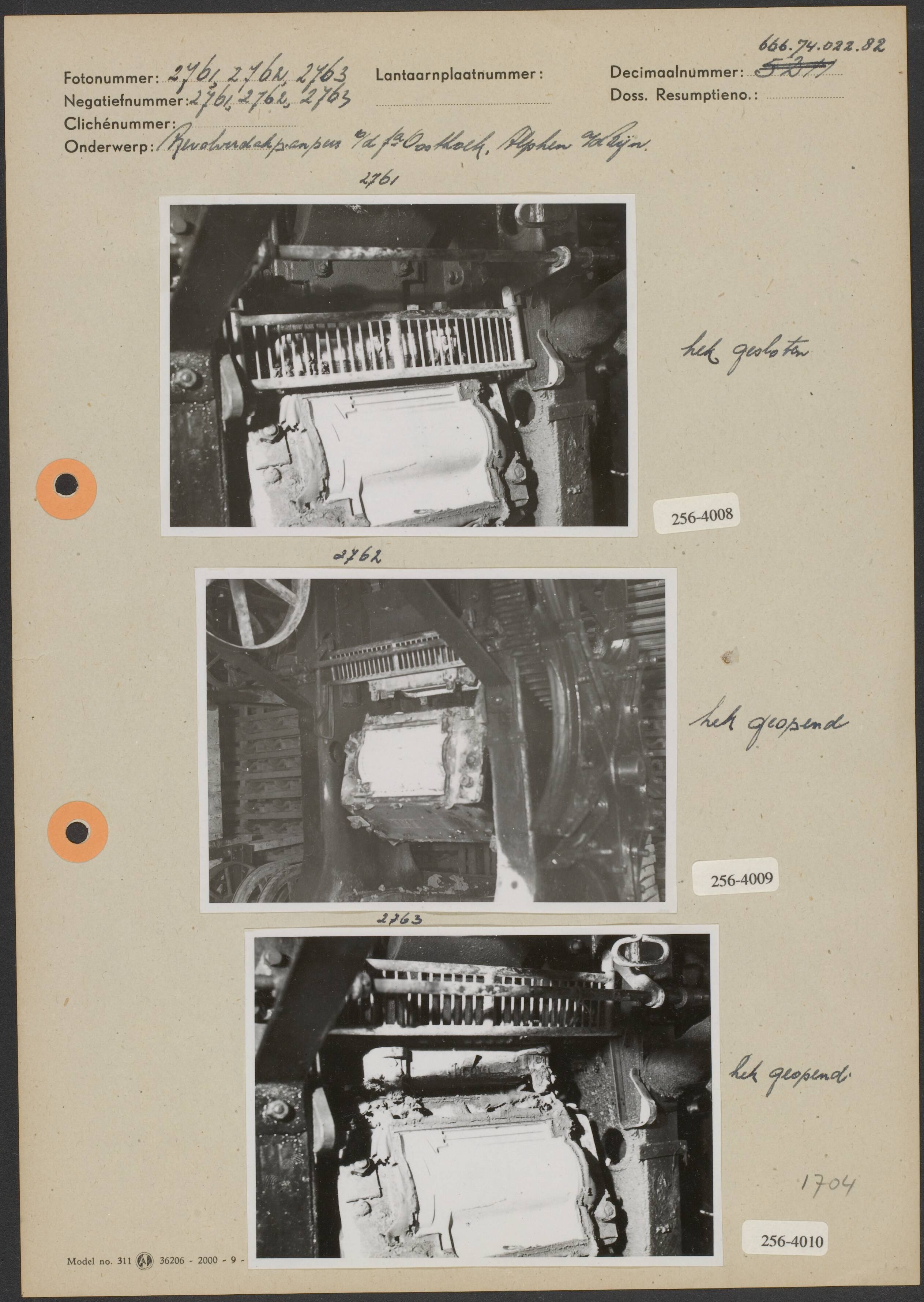 Dakpannenpers — Foto 1: Revolverdakpannenpers van de firma Oosthoek te Alphen aan den Rijn; hek gesloten (8x11 cm; Fotograaf onbekend) Foto 2: Revolverdakpannenpers van de firma Oosthoek te Alphen aan den Rijn; hek geopend (8x11 cm; Fotograaf onbekend) Foto 3: Revolverdakpannenpers van de firma Oosthoek te Alphen aan den Rijn; hek geopend (8x11 cm; Fotograaf onbekend) — Foto: Onbekend / Publiek Domein of Rechtenvrij. Licentie: Set B: Rechtenvrij / Publiek Domein. Bron: Nationaal Archief. http://hdl.handle.net/10648/b06a448e-d0b4-102d-bcf8-003048976d84