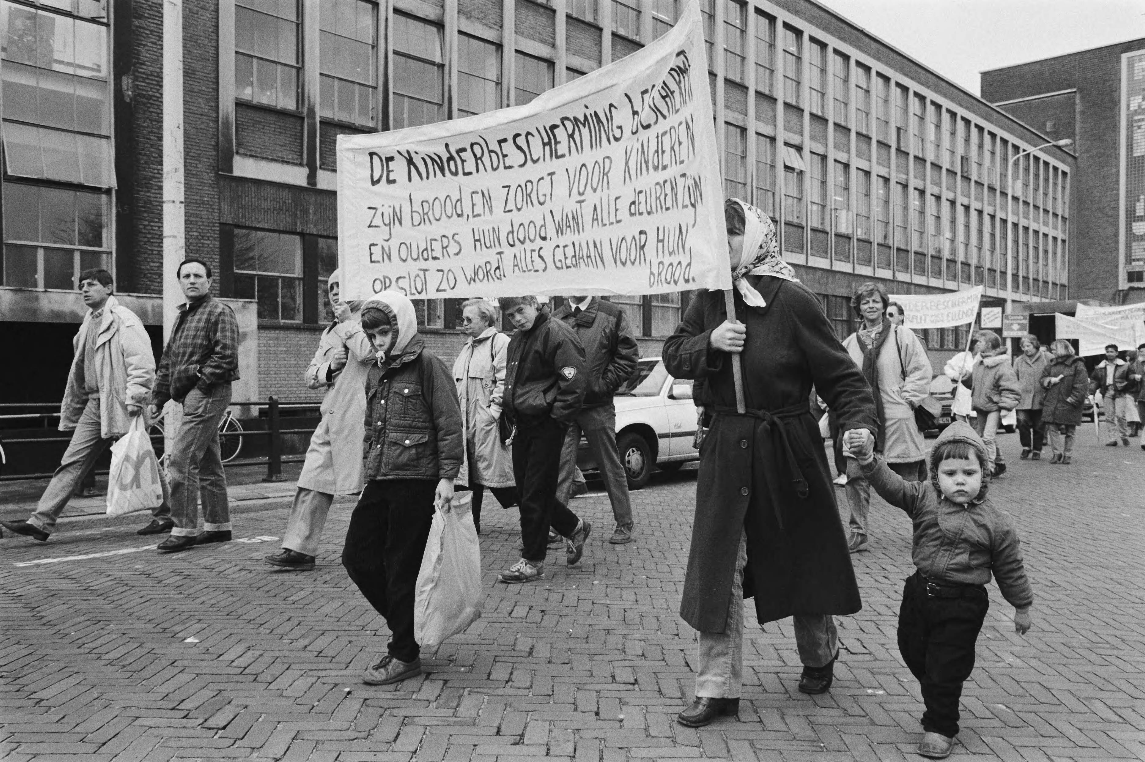 Fotocollectie Anefo — Demonstratie in Den Haag tegen de Raad voor de Kinderbescherming — Foto: Croes, Rob C. / Anefo. Licentie: Set B: Rechtenvrij / Publiek Domein. Bron: Nationaal Archief. http://hdl.handle.net/10648/ad714b4c-d0b4-102d-bcf8-003048976d84