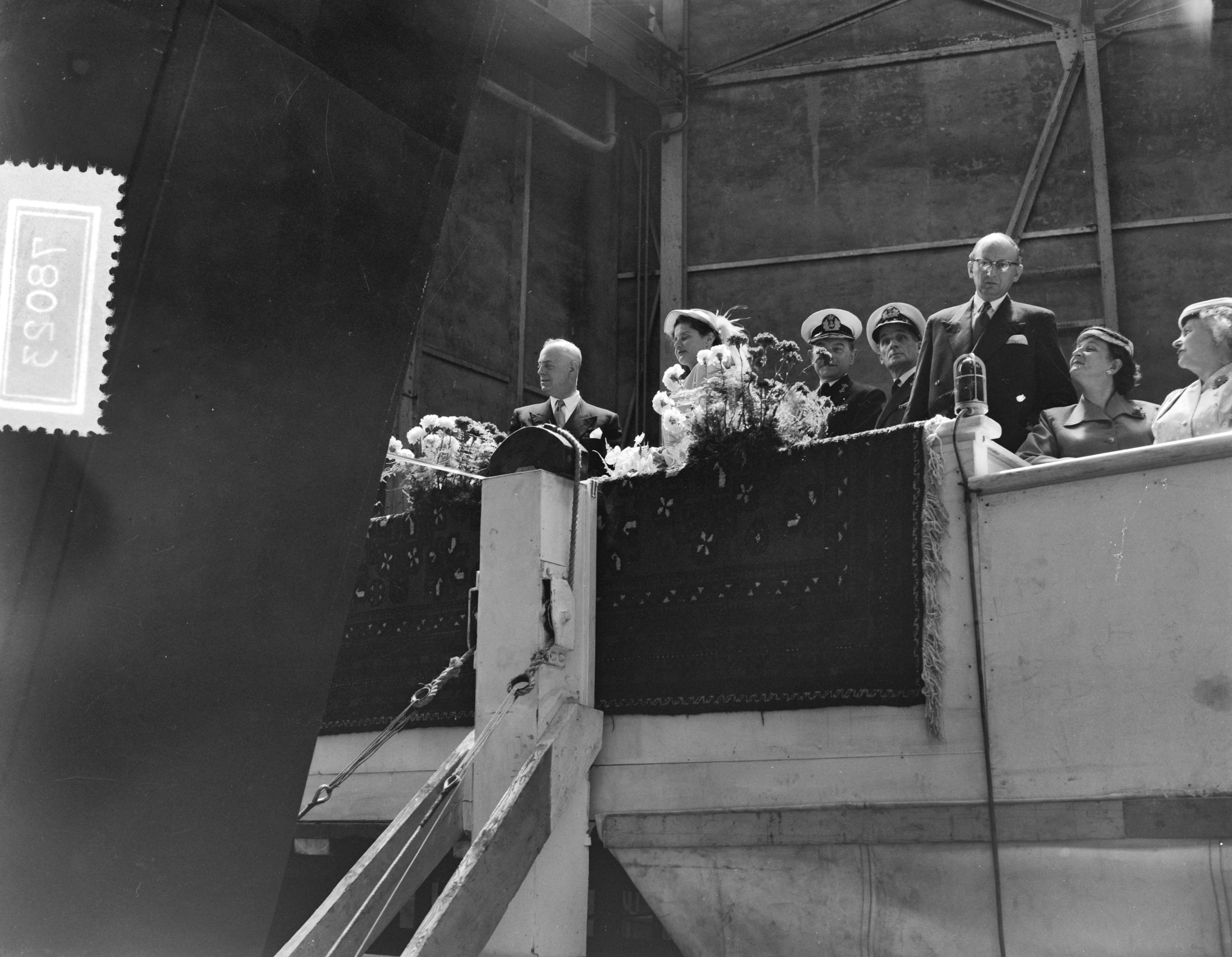 Fotocollectie Anefo — Tewaterlating van de onderzeebootjager Hr. Ms. "Utrecht" bij De Schelde te Vlissingen. De doopplechtigheid werd verricht door mevr. J.M. Pröpper-Voorduin, echtgenote van vice-admiraal H.H.L. Pröpper — Foto: Rossem, Wim van / Anefo. Licentie: Set B: Rechtenvrij / Publiek Domein. Bron: Nationaal Archief. http://hdl.handle.net/10648/a94927d8-d0b4-102d-bcf8-003048976d84