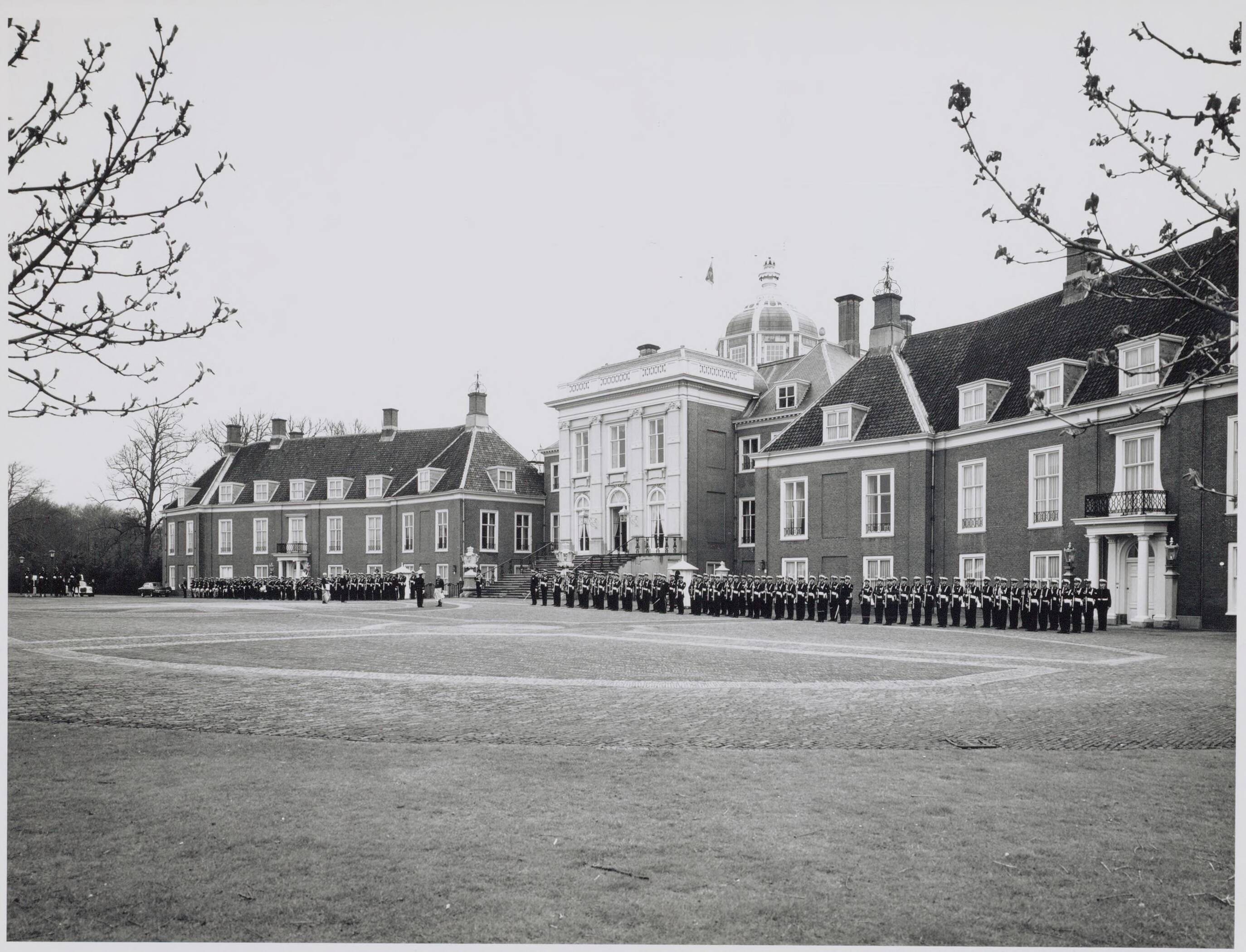 Paleis Huis ten Bosch te Den Haag — Exterieur — Foto: Hofmeester, Bart / RVD. Licentie: Set B: Rechtenvrij / Publiek Domein. Bron: Nationaal Archief. http://hdl.handle.net/10648/afa917be-d0b4-102d-bcf8-003048976d84