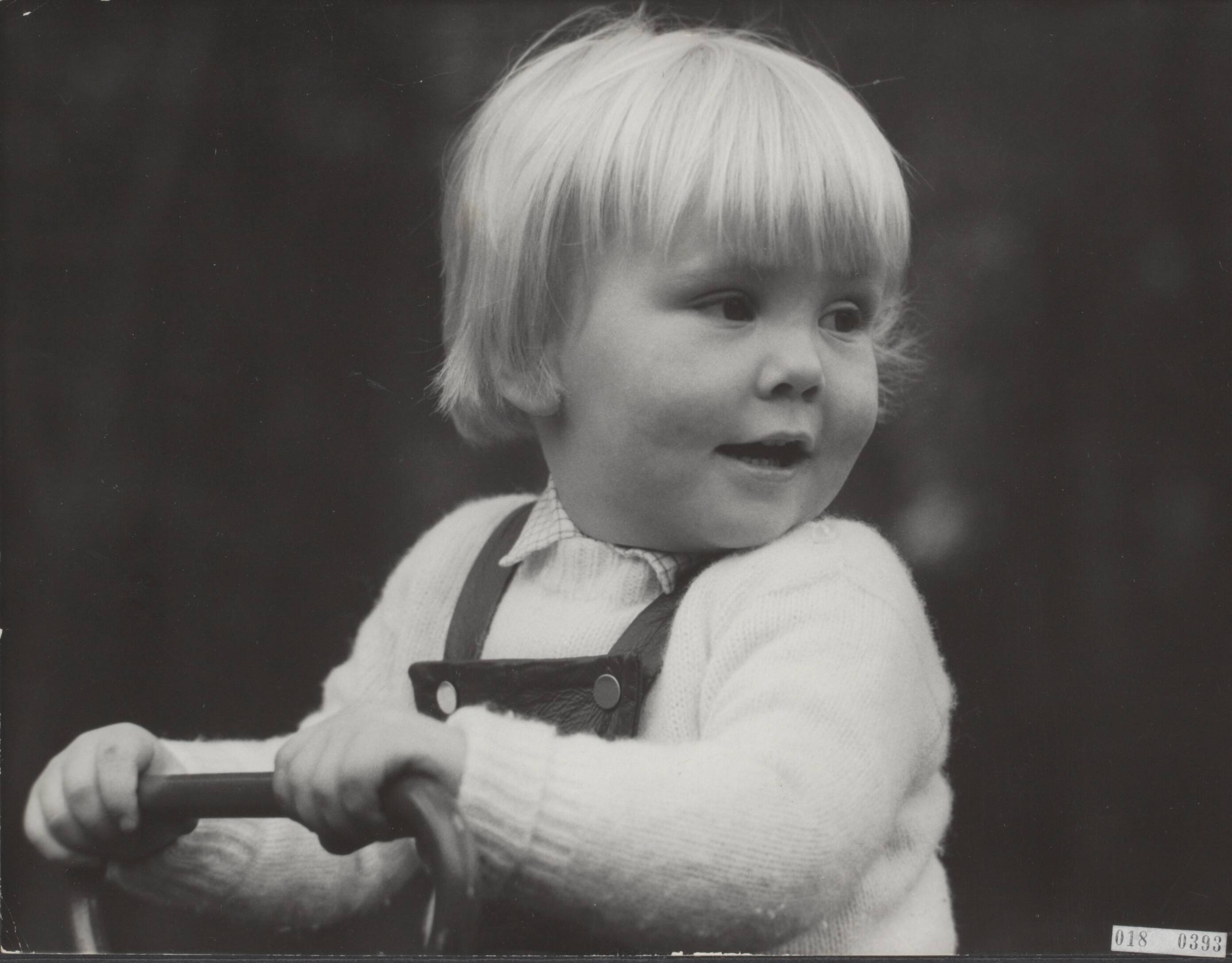 Fotocollectie Elsevier Binnenland — Een door prins Claus vervaardigde foto van zijn zoon prins Willem-Alexander die op 27 april 1969 zijn tweede verjaardag viert — Foto: Claus, prins / RVD. Licentie: Set B: Rechtenvrij / Publiek Domein. Bron: Nationaal Archief. http://hdl.handle.net/10648/adc21b76-d0b4-102d-bcf8-003048976d84
