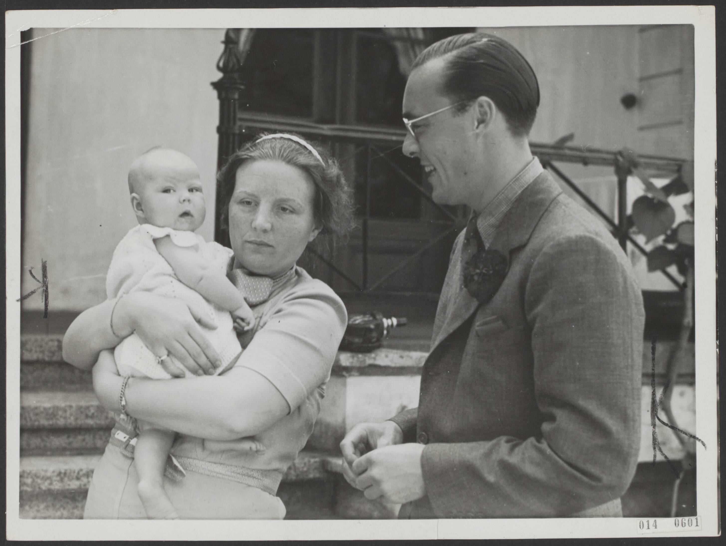 Fotocollectie Elsevier Binnenland — Prinses Beatrix op de arm van prinses Juliana, met prins Bernhard — Foto: N.V. Polygoon. Licentie: Set B: Rechtenvrij / Publiek Domein. Bron: Nationaal Archief. http://hdl.handle.net/10648/adb1271c-d0b4-102d-bcf8-003048976d84