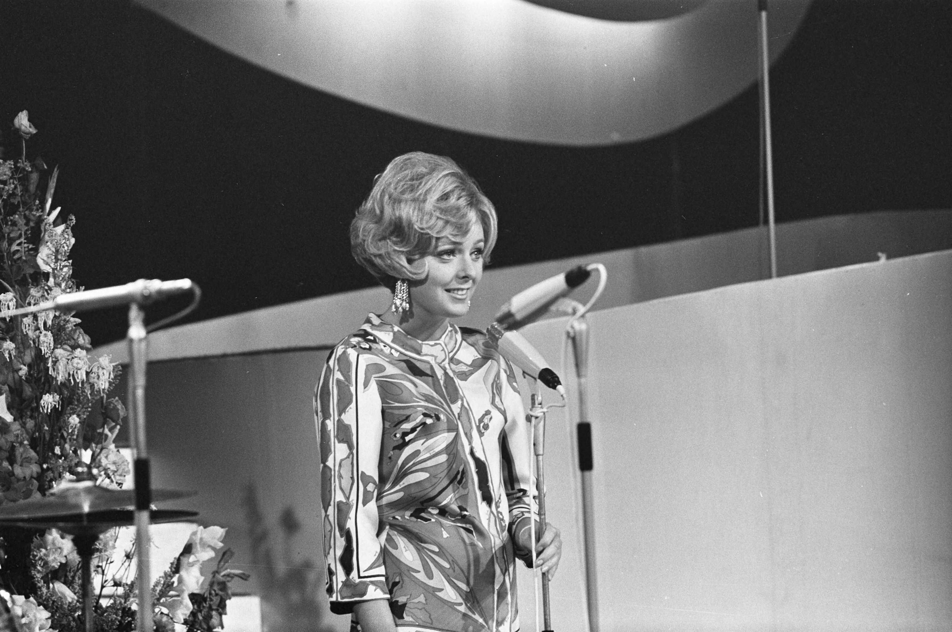 Singing Europe 1969, de finale in Scheveningen — Zuid-Holland|Scheveningen|festivals |zangers |zangeressen |presentatrices — Foto: Fotograaf Onbekend / Anefo. Licentie: Set B: Rechtenvrij / Publiek Domein. Bron: Nationaal Archief. http://hdl.handle.net/10648/ab723b12-d0b4-102d-bcf8-003048976d84