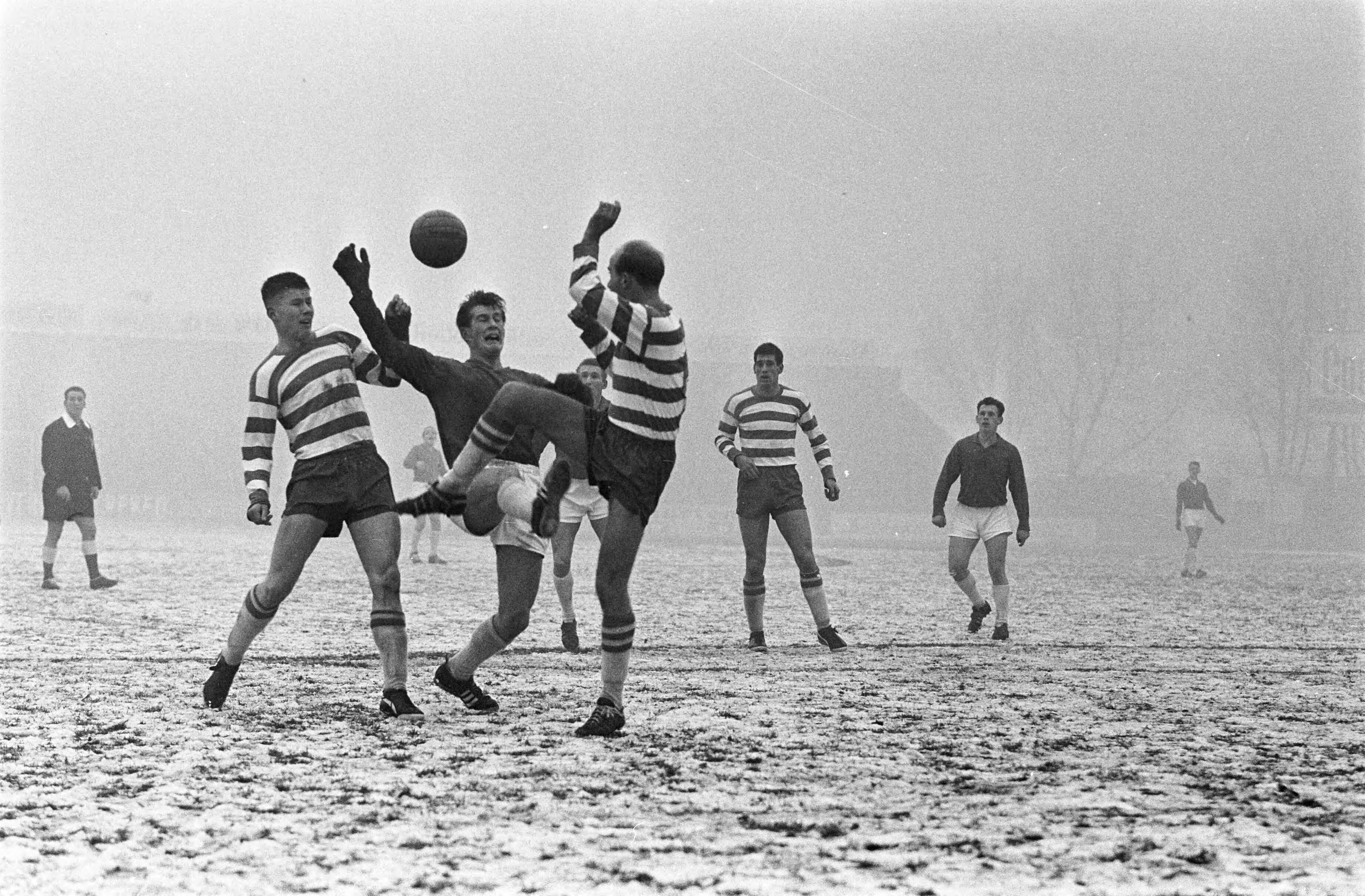 Fotocollectie Anefo — Xerxes tegen NEC 1-4. Tini van Reeken (NEC) in duel met Fafie en Spinhoven (Xerxes) — Foto: Walta, Winfried / Anefo. Licentie: Set B: Rechtenvrij / Publiek Domein. Bron: Nationaal Archief. http://hdl.handle.net/10648/aa539992-d0b4-102d-bcf8-003048976d84