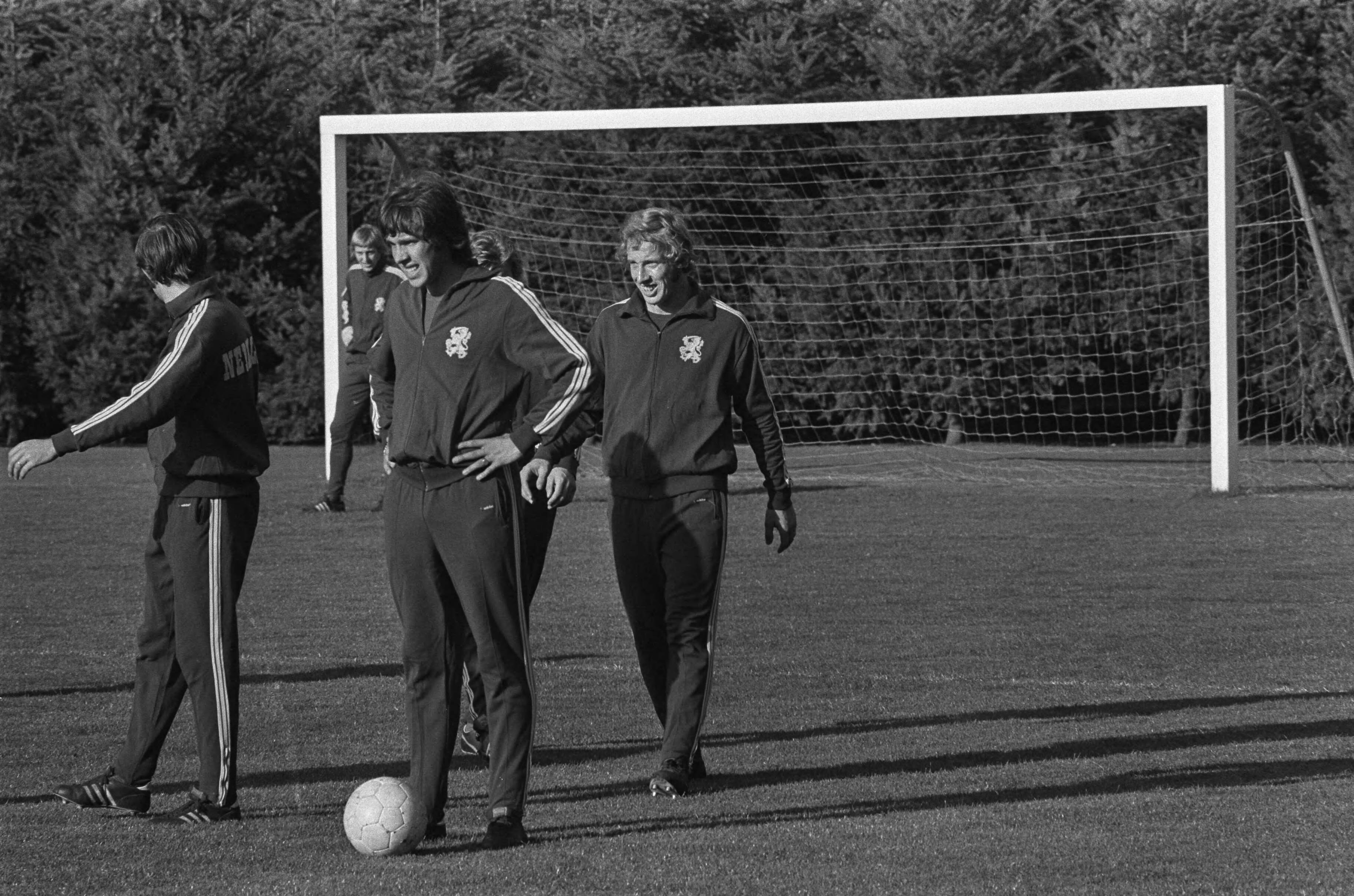 Fotocollectie Anefo — Nederlands elftal traint voor wedstrijd tegen DDR te Zeist — Foto: Evers, Joost / Anefo. Licentie: Set B: Rechtenvrij / Publiek Domein. Bron: Nationaal Archief. http://hdl.handle.net/10648/abd1e864-d0b4-102d-bcf8-003048976d84