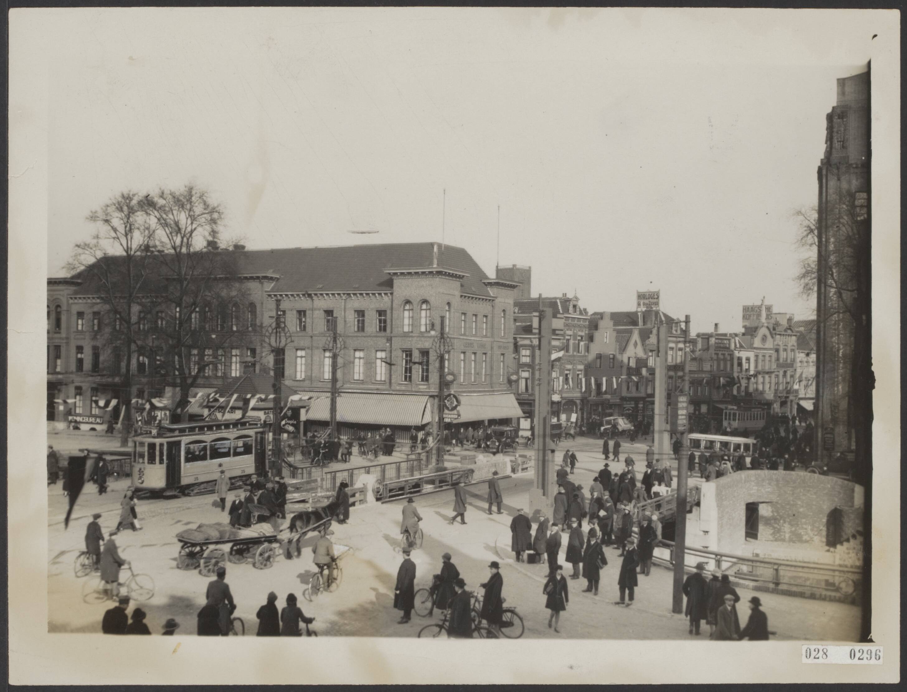 Fotocollectie Elsevier Binnenland — Brug over de Catharijnesingel te Utrecht — Foto: Internationaal Persfotobureau. Licentie: Set B: Rechtenvrij / Publiek Domein. Bron: Nationaal Archief. http://hdl.handle.net/10648/addd61ba-d0b4-102d-bcf8-003048976d84
