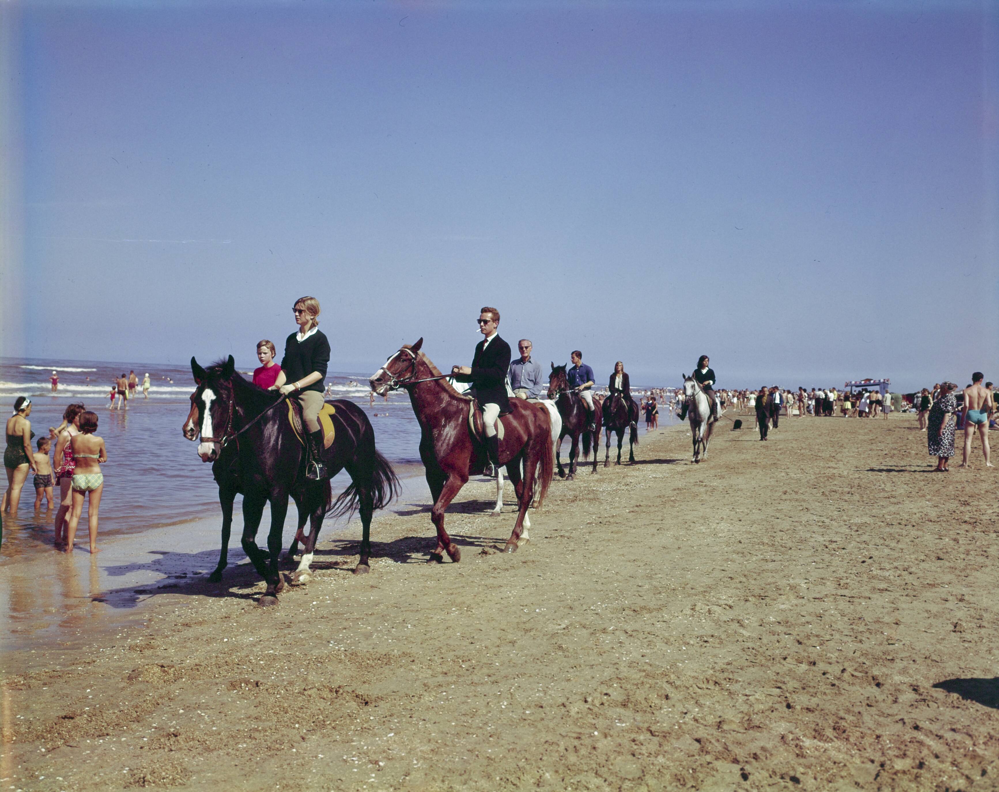 Fotocollectie Anefo — [Strand van Zandvoort] — Foto: Fotograaf Onbekend / Anefo. Licentie: Set B: Rechtenvrij / Publiek Domein. Bron: Nationaal Archief. http://hdl.handle.net/10648/ad8c2ea8-d0b4-102d-bcf8-003048976d84