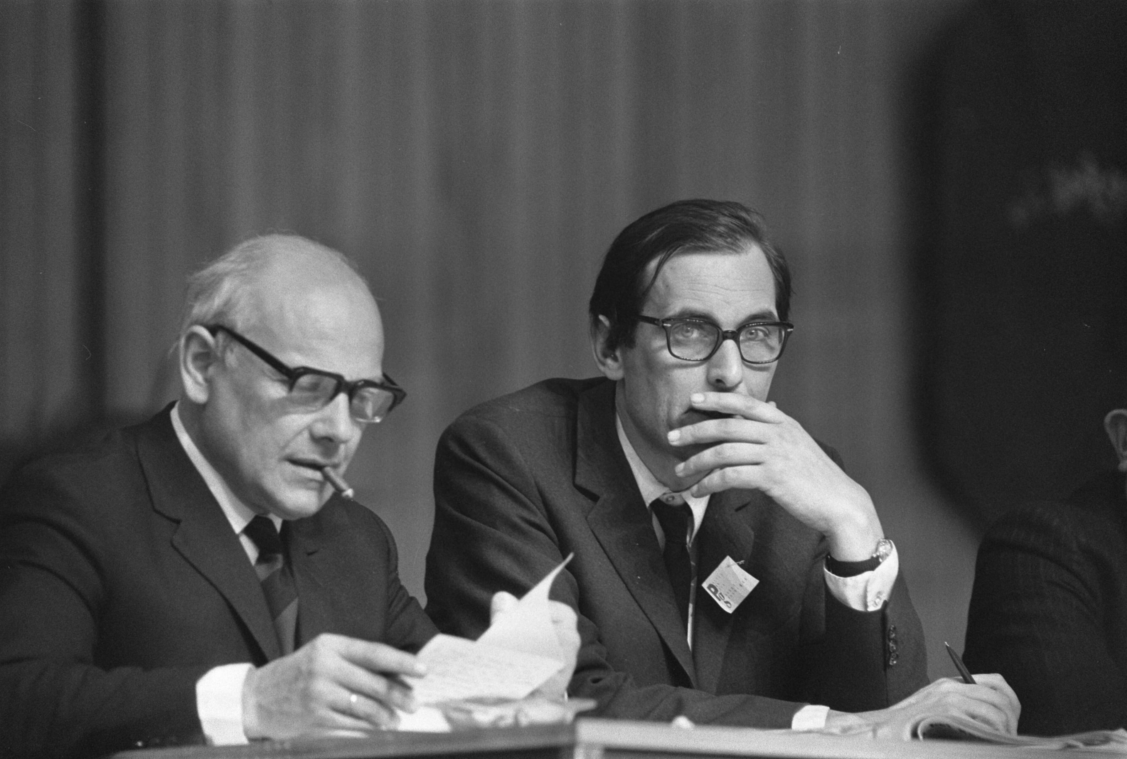 Fotocollectie Anefo — PVDA-congres tweede dag te Groningen. Links Den Uyl en rechts Han Lammers — Foto: Evers, Joost / Anefo. Licentie: Set B: Rechtenvrij / Publiek Domein. Bron: Nationaal Archief. http://hdl.handle.net/10648/ab898b0a-d0b4-102d-bcf8-003048976d84