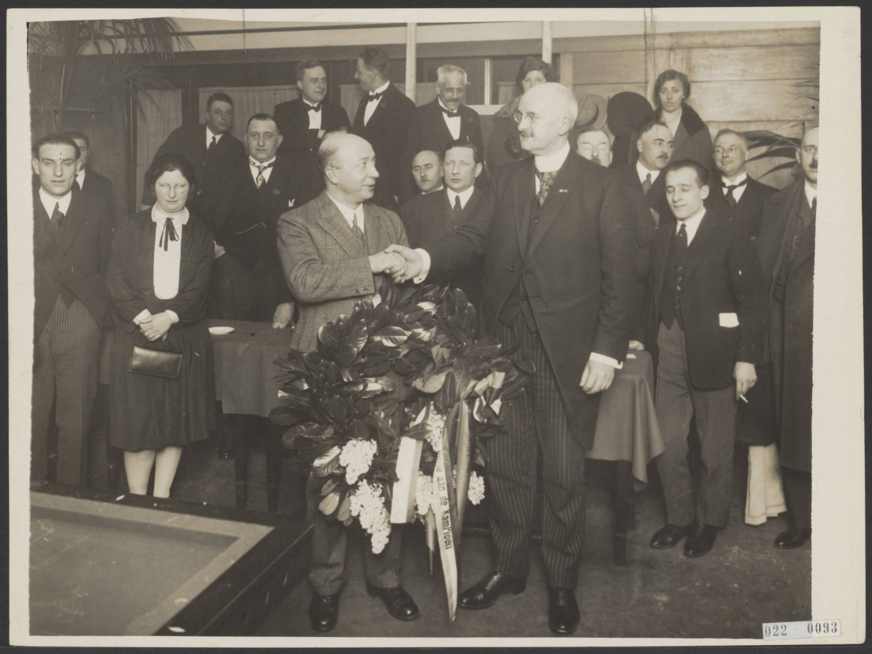Fotocollectie Elsevier Binnenland — Biljartkampioenschap van Nederland. Winnaar Robijn gelukgewenst door burgemeester J.P. Fockema Andreae van Utrecht — Foto: N.V. Vereenigde Fotobureaux. Licentie: Set B: Rechtenvrij / Publiek Domein. Bron: Nationaal Archief. http://hdl.handle.net/10648/add111f8-d0b4-102d-bcf8-003048976d84
