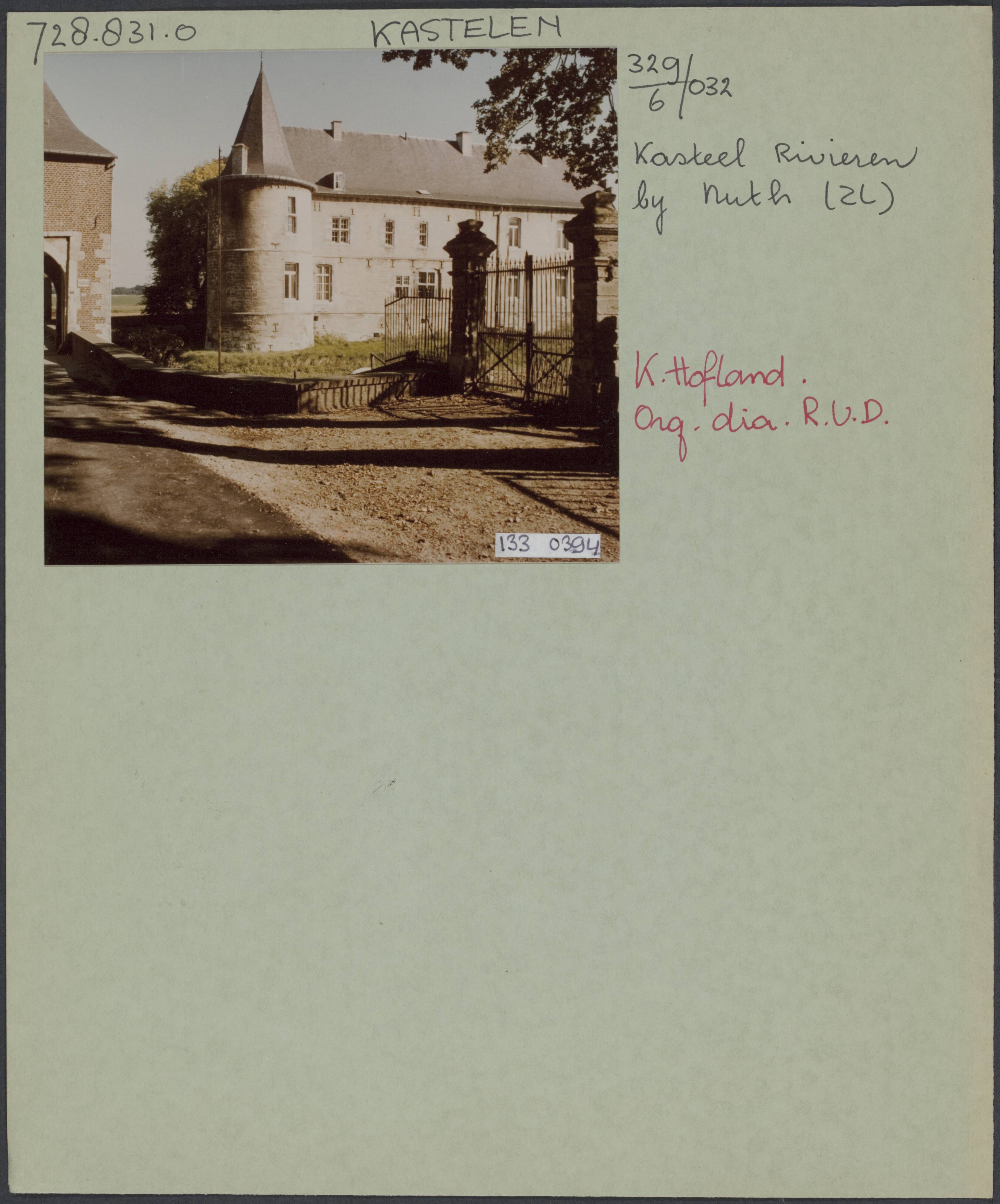 Fotocollectie Rijksvoorlichtingsdienst Eigen — Voerendaal. Kasteel Rivieren: dubbele poort met brug over de slotgracht met rechts het kasteel — Foto: Hofland, K. / RVD. Licentie: Set B: Rechtenvrij / Publiek Domein. Bron: Nationaal Archief. http://hdl.handle.net/10648/af5924fc-d0b4-102d-bcf8-003048976d84