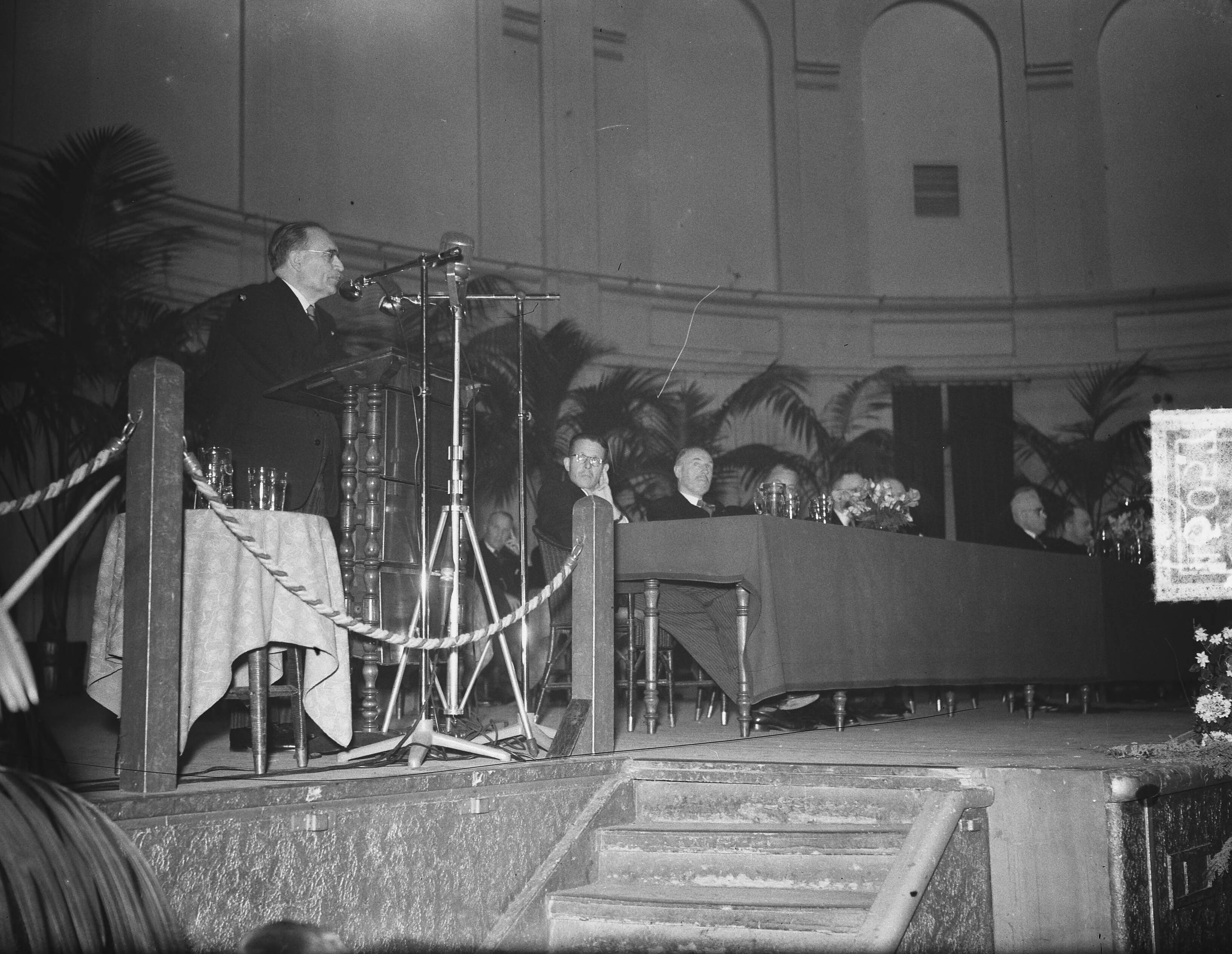 Herdenking 100 jaar Gemeentewet door de Vereniging van Nederlandse Gemeenten in Tivoli te Utrecht — Foto: Bilsen, Joop van / Anefo. — Licentie: Set B: Rechtenvrij / Publiek Domein. Bron: Nationaal Archief. http://hdl.handle.net/10648/a8eb30b0-d0b4-102d-bcf8-003048976d84