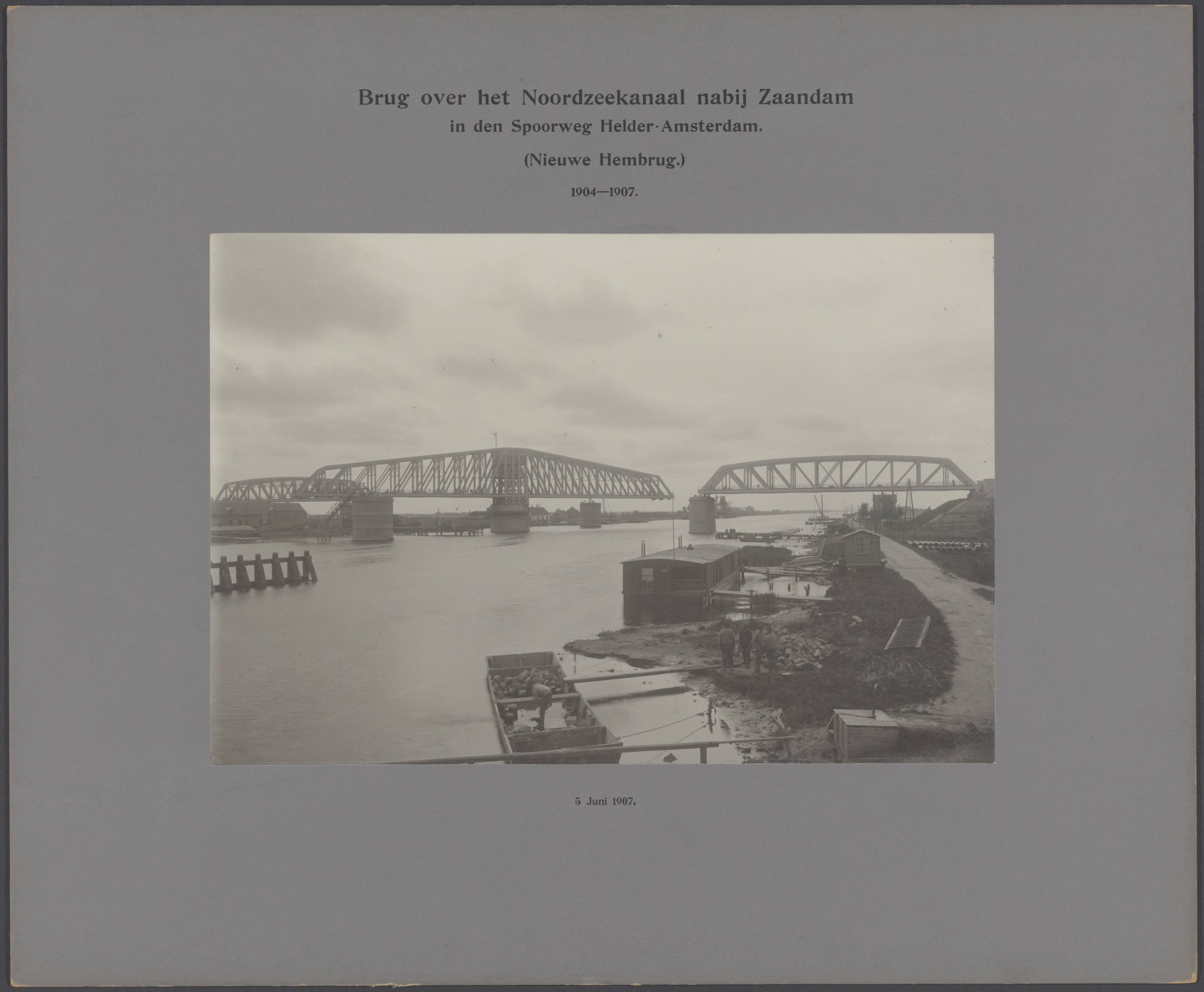 Noordzeekanaal — Draaibrug, vrijwel gereed, over het Noordzeekanaal bij Zaandam in de spoorweg Den Helder-Amsterdam (Nieuwe Hembrug) — Foto: Lammers, Hugo. Licentie: Set B: Rechtenvrij / Publiek Domein. Bron: Nationaal Archief. http://hdl.handle.net/10648/af0b0614-d0b4-102d-bcf8-003048976d84