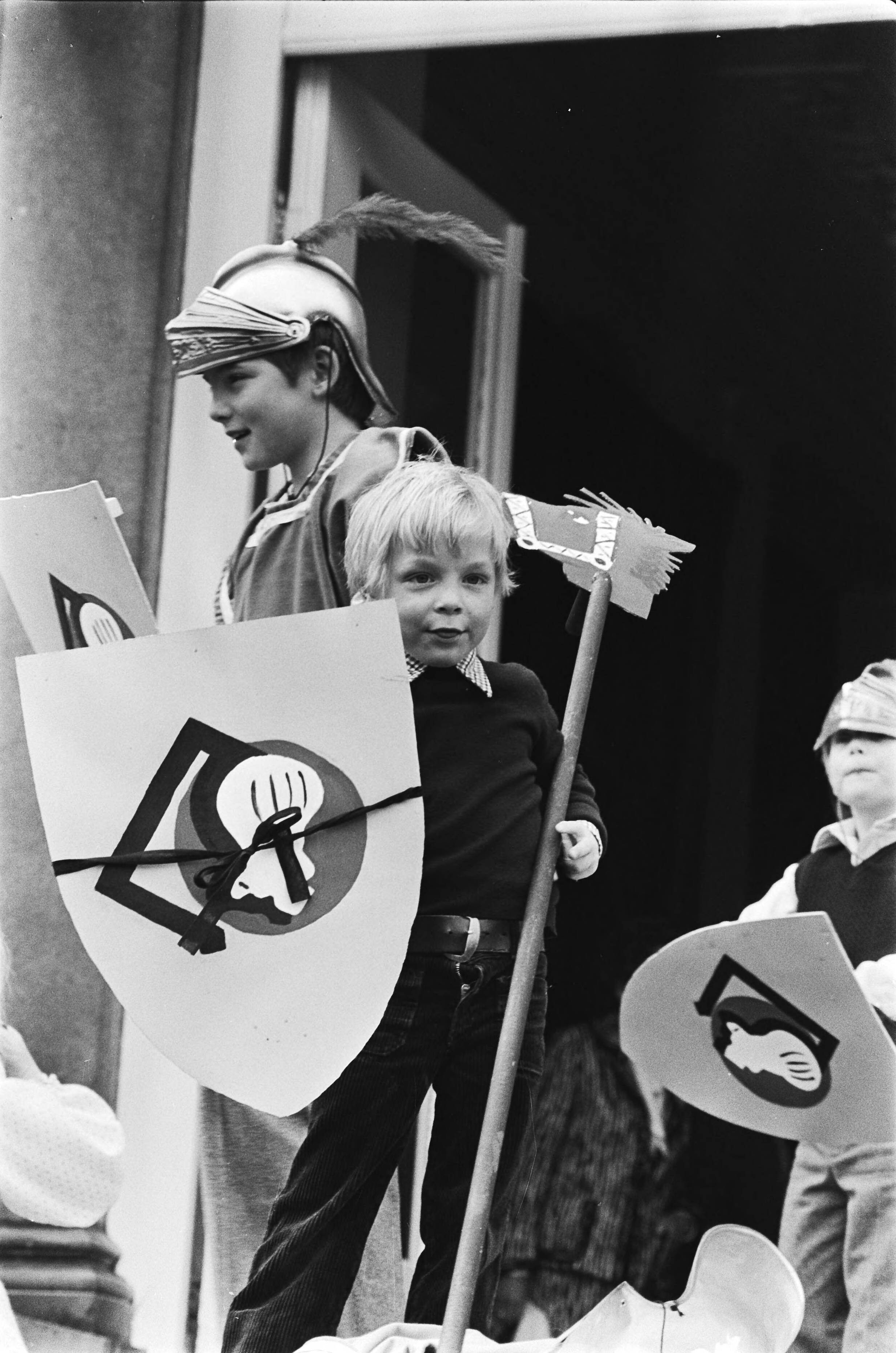 Fotocollectie Anefo — Defile Soestdijk 78; Floris (voor) en Maurits met helmen — Foto: Verhoeff, Bert / Anefo. Licentie: Set B: Rechtenvrij / Publiek Domein. Bron: Nationaal Archief. http://hdl.handle.net/10648/acb18cd0-d0b4-102d-bcf8-003048976d84