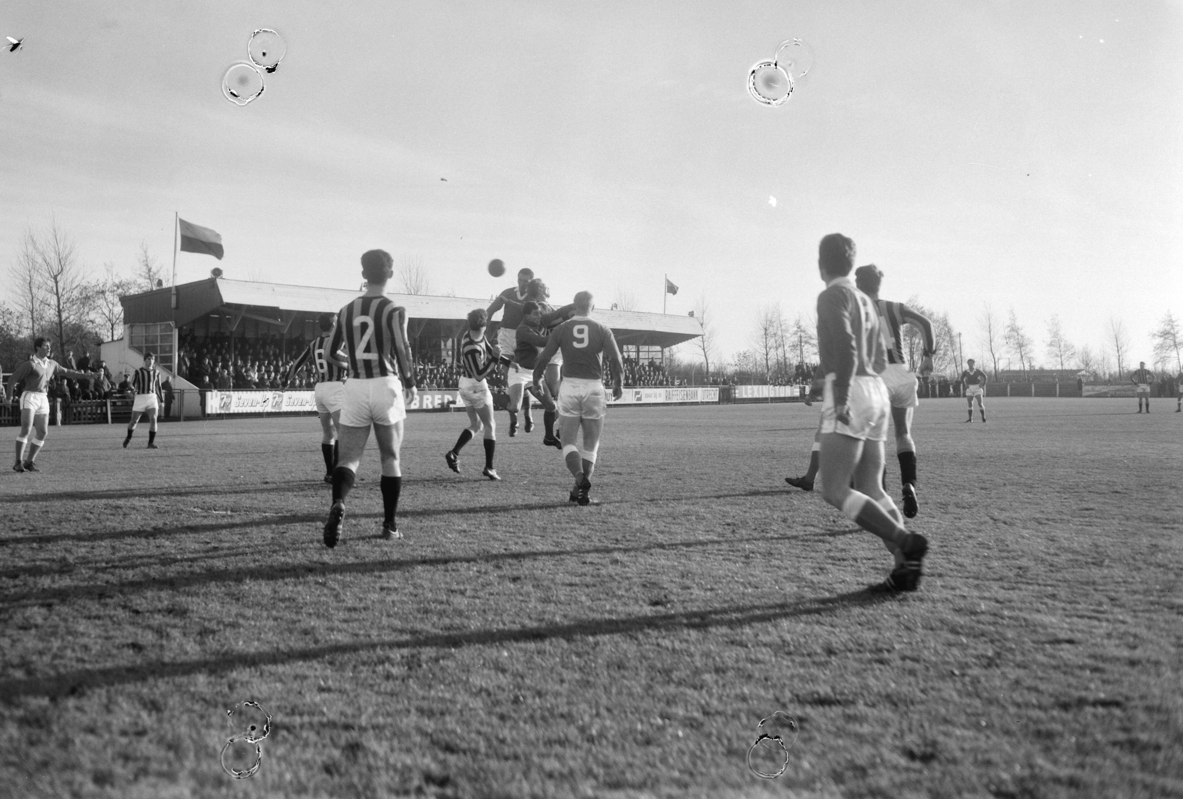 Voetbalwedstrijd Velox - RKSV Volendam te Utrecht: 1-1 — Spelmoment — Foto: Bilsen, Joop van / Anefo. Licentie: Set B: Rechtenvrij / Publiek Domein. Bron: Nationaal Archief. http://hdl.handle.net/10648/aacda1ce-d0b4-102d-bcf8-003048976d84