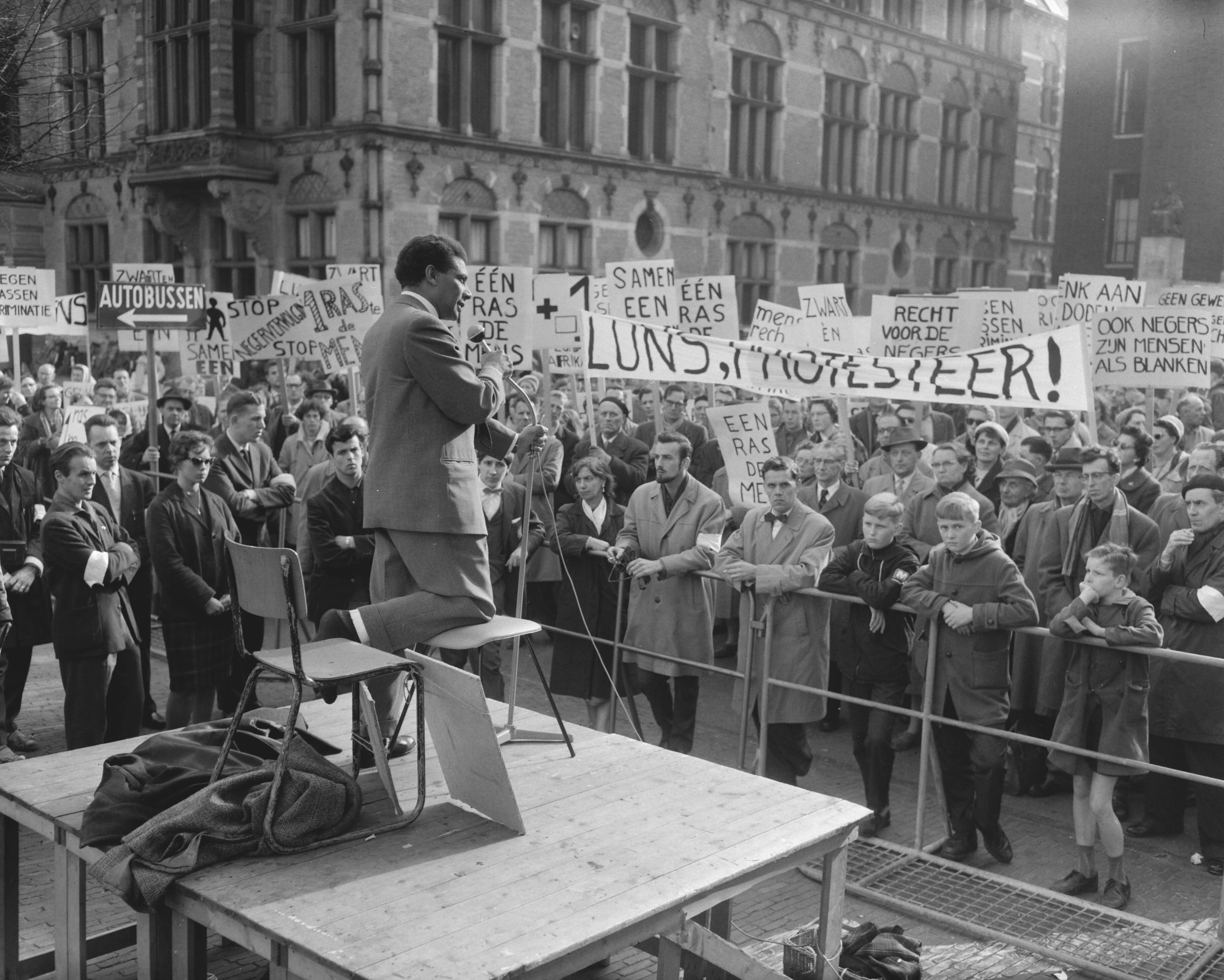 Fotocollectie Anefo — Protestdemonstratie tegen de Apartheidspolitiek van Zuid Afrika in Den Haag, Toespraak van Guus Sterman — Foto: Behrens, Herbert F. / Anefo. Licentie: Set B: Rechtenvrij / Publiek Domein. Bron: Nationaal Archief. http://hdl.handle.net/10648/a9ab915c-d0b4-102d-bcf8-003048976d84