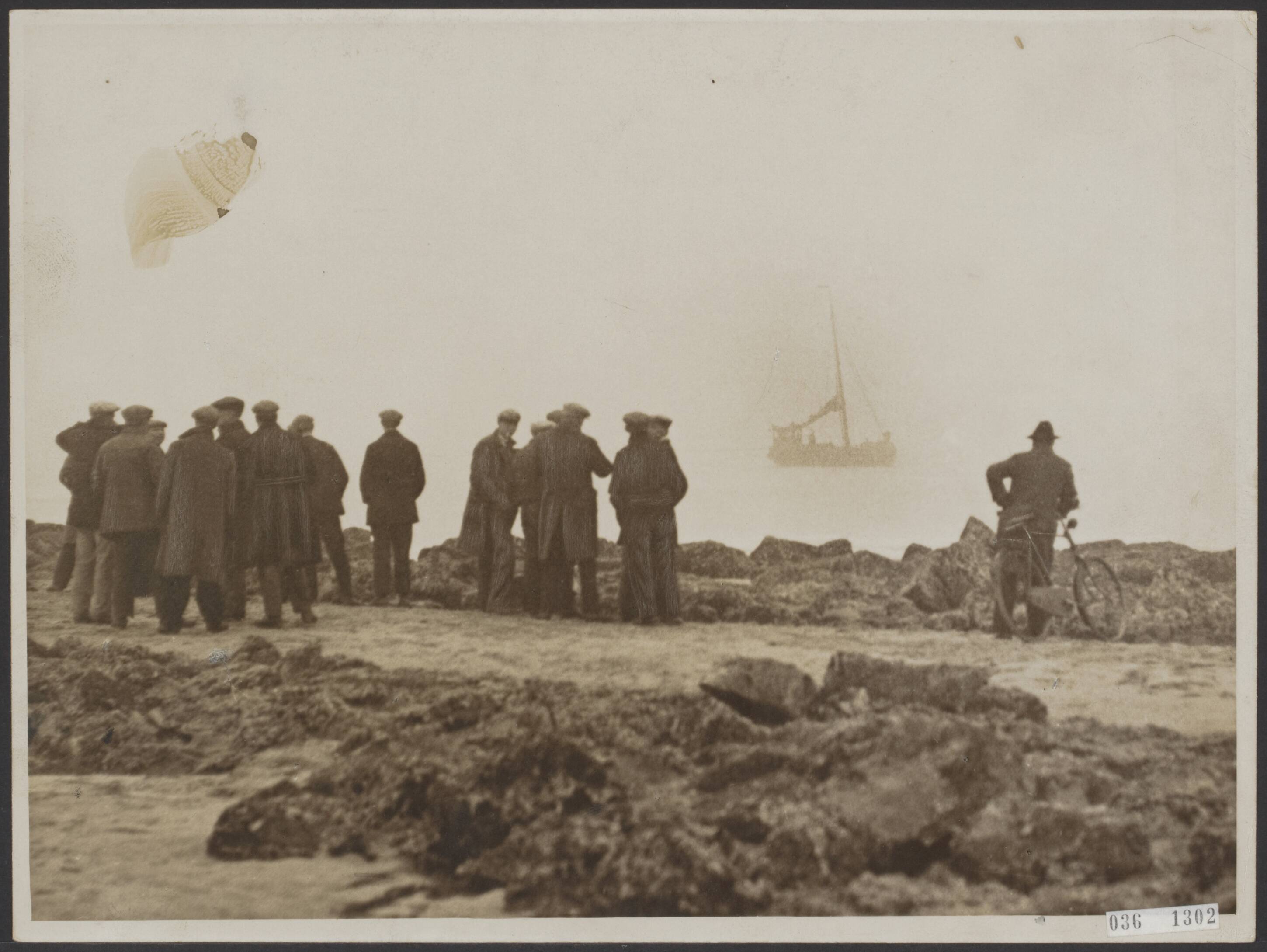 Fotocollectie Elsevier Binnenland — Door de dikke mist misleid strandde te Scheveningen de Urker botter UK 41, enige kilometers benoorden de boulevard. Scheveningers ton het belangstelling staande op de strekdam. Op de achtergrond de gestrande botter — Foto: N.V. Polygoon. Licentie: Set B: Rechtenvrij / Publiek Domein. Bron: Nationaal Archief. http://hdl.handle.net/10648/adede544-d0b4-102d-bcf8-003048976d84