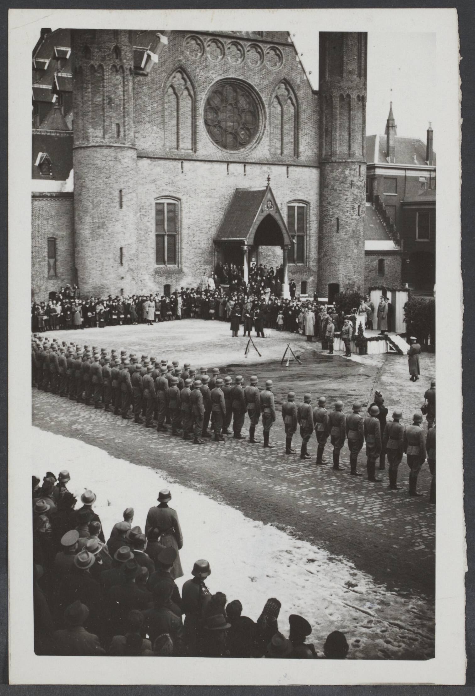 Nederlandse S.S. (Waffen SS.) — Beëdiging van de de Nederlandse ambulance die naar het Oostfront zla vertrekken op het Binnenhof te Den Haag. Generaal H.A. Seyffardt nam de manschappen de eed af — Foto: Meijer, T.A. / N.V. Polygoon. Licentie: Set B: Rechtenvrij / Publiek Domein. Bron: Nationaal Archief. http://hdl.handle.net/10648/bf770556-05d8-ecc1-ea91-c4a72e8d2bd9