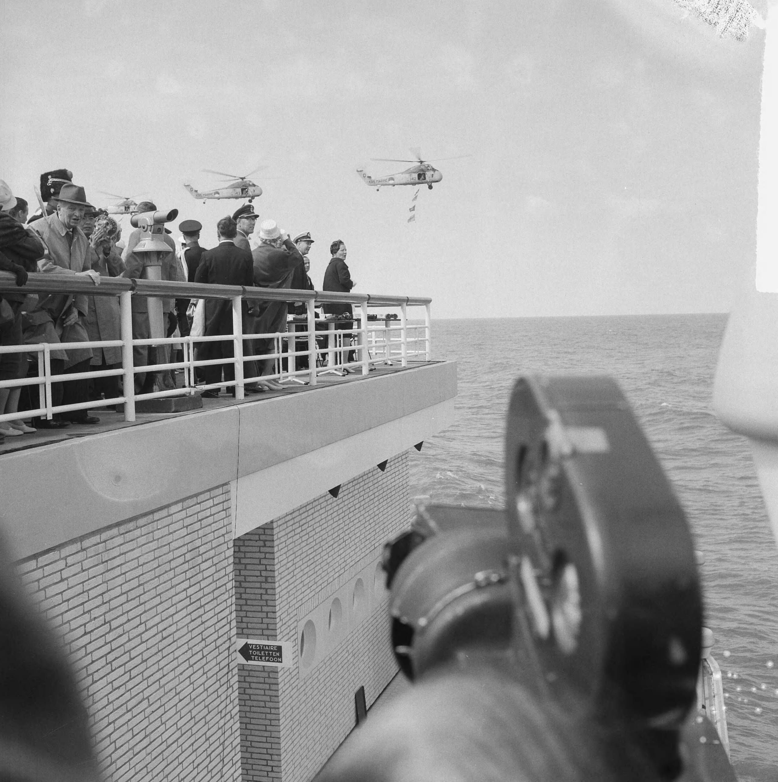 Fotocollectie Anefo — Vlootschouw Scheveningen. Koningin Juliana en prins Bernhard op de Pier — Foto: Lindeboom, Henk / Anefo. Licentie: Set B: Rechtenvrij / Publiek Domein. Bron: Nationaal Archief. http://hdl.handle.net/10648/a9dbcb2e-d0b4-102d-bcf8-003048976d84