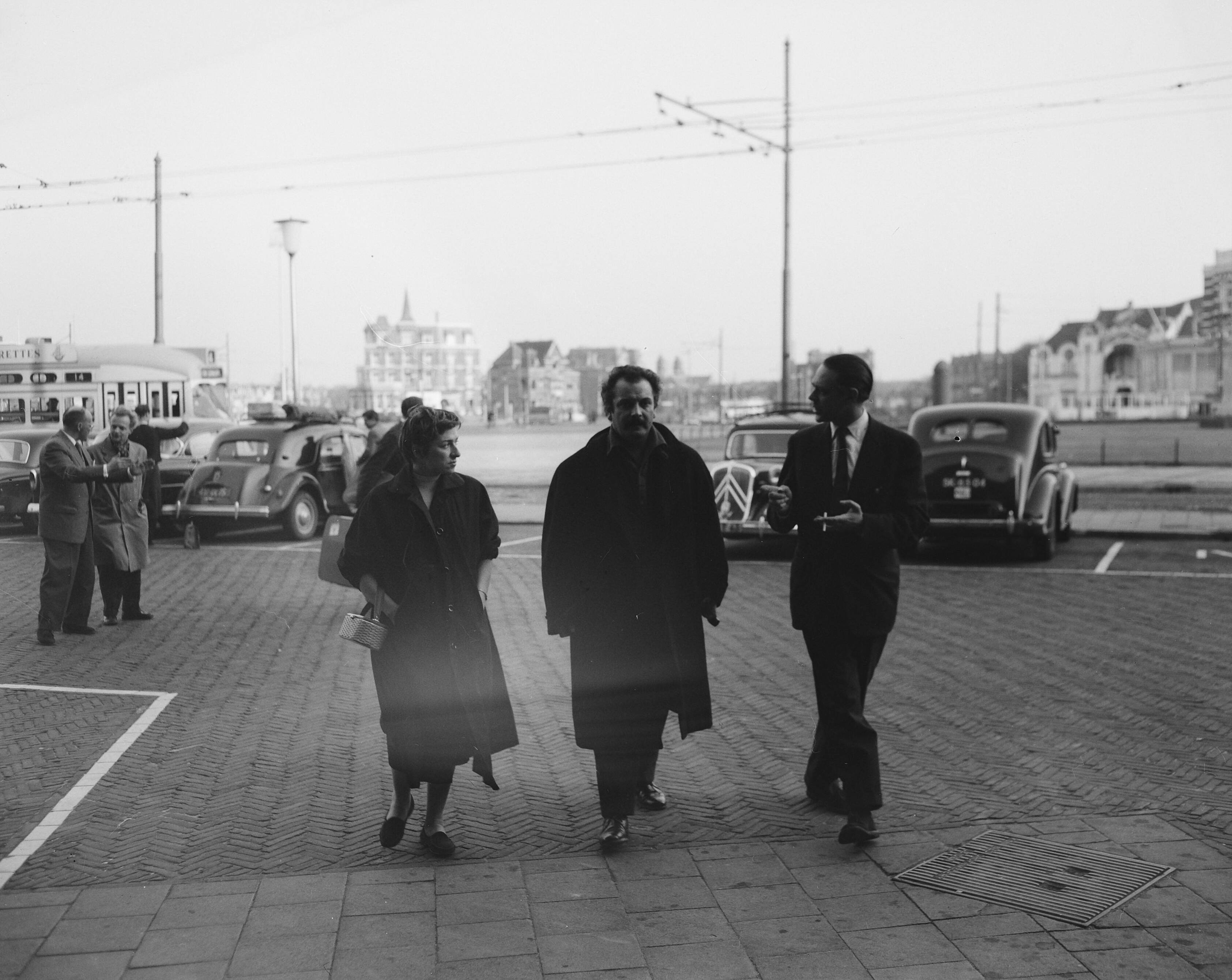 Fotocollectie Anefo — Aankomst van de Franse chansonnier Georges Brassens en zangeres Catharine Sauvage bij de Kursaal te Scheveningen — Foto: Noske, J.D. / Anefo. Licentie: Set B: Rechtenvrij / Publiek Domein. Bron: Nationaal Archief. http://hdl.handle.net/10648/a944ee5c-d0b4-102d-bcf8-003048976d84